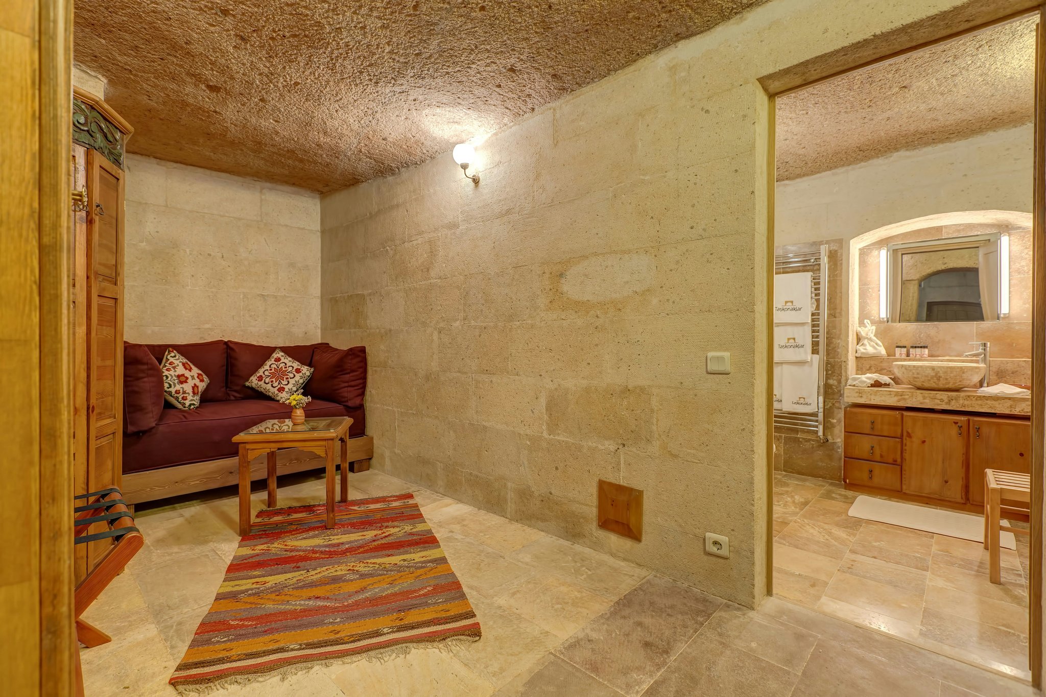 GOy1WFU5P0yYWakCWifKqg_305_luxury_suite_living_room-min_S