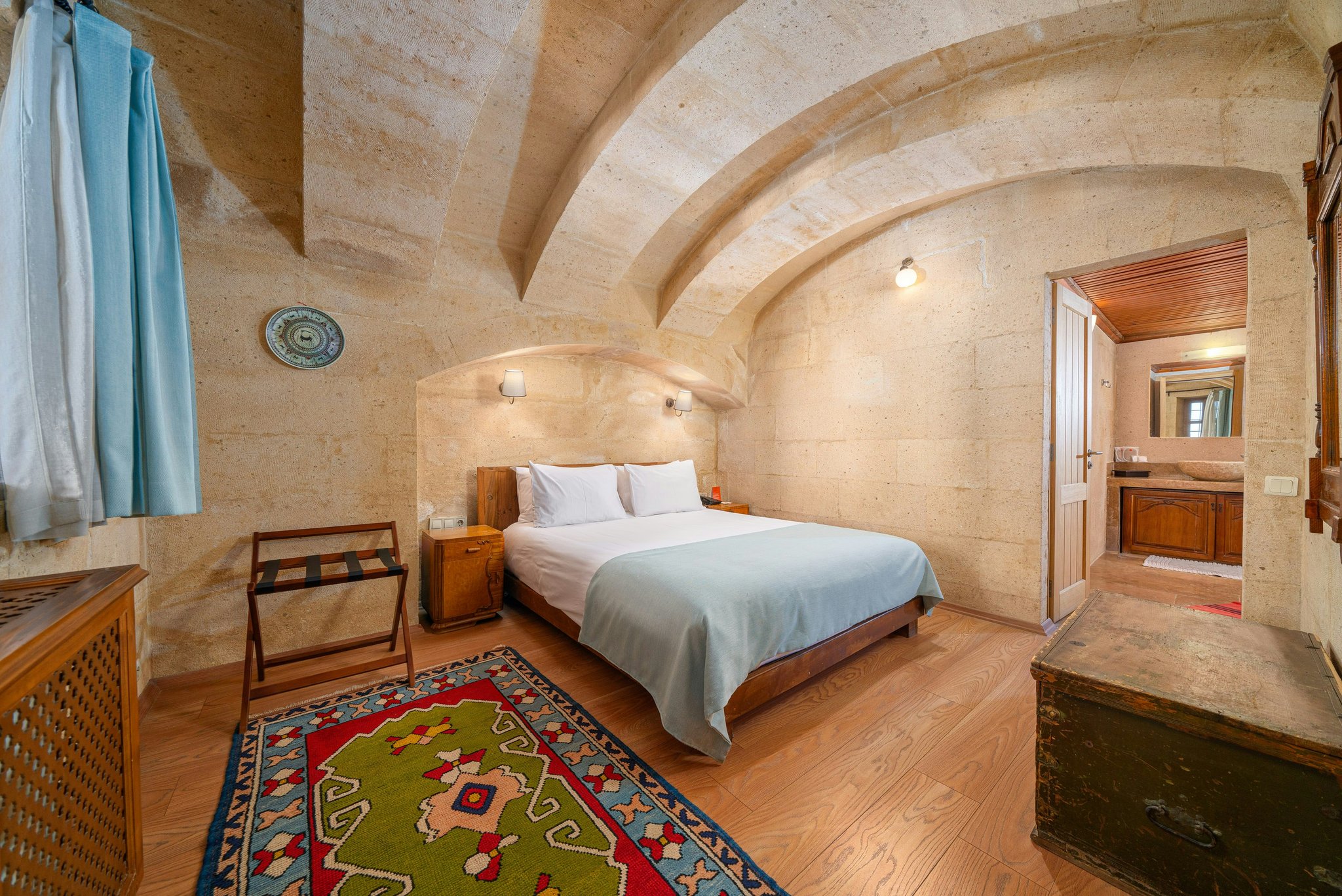 pkCzsME5ck2ewo7DykFK3A_Suite_with_Terrace_and_Fireplace-_S