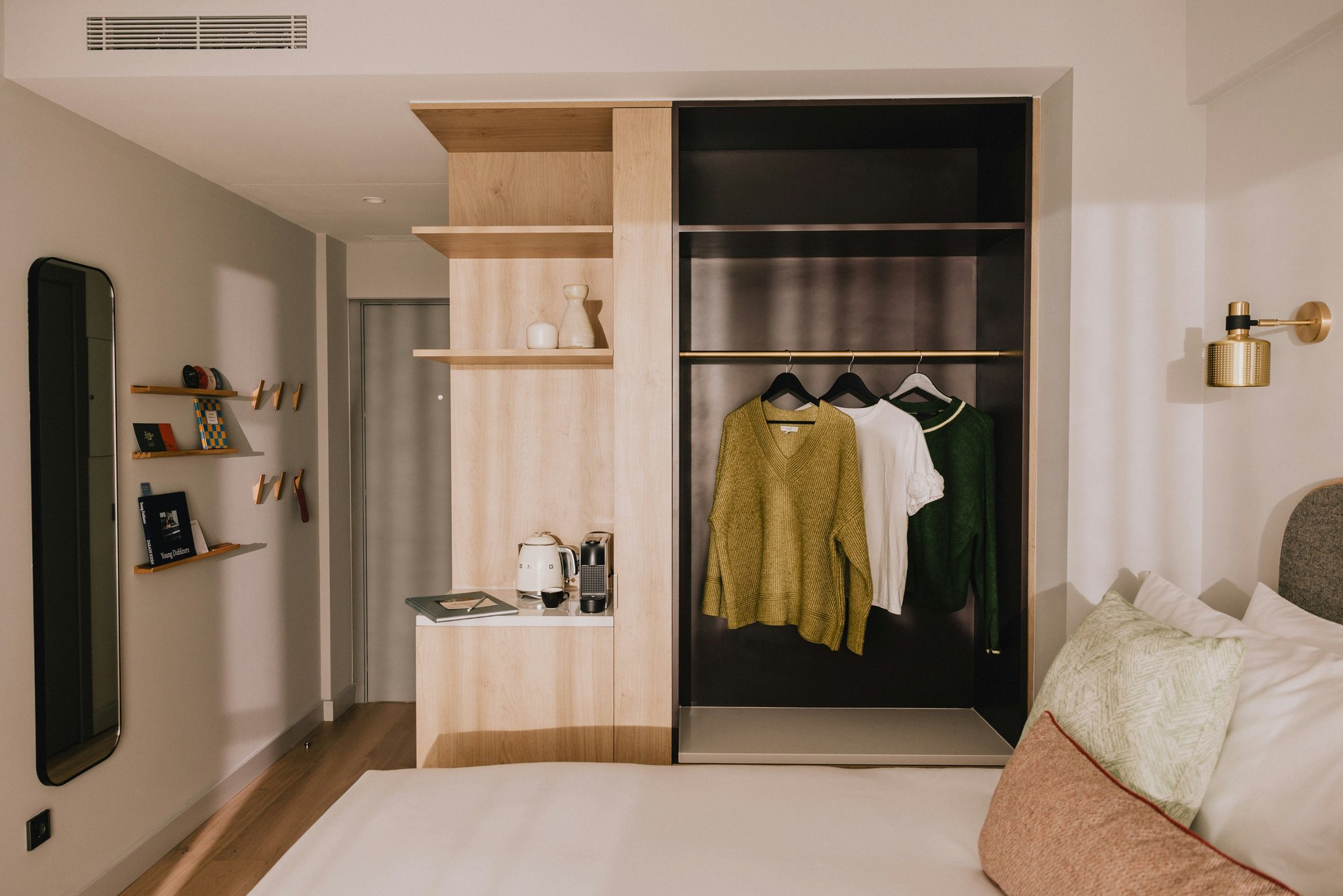 crCH2fiFKkaFVhWRLnzxLg_Terrace_Room-8290_S
