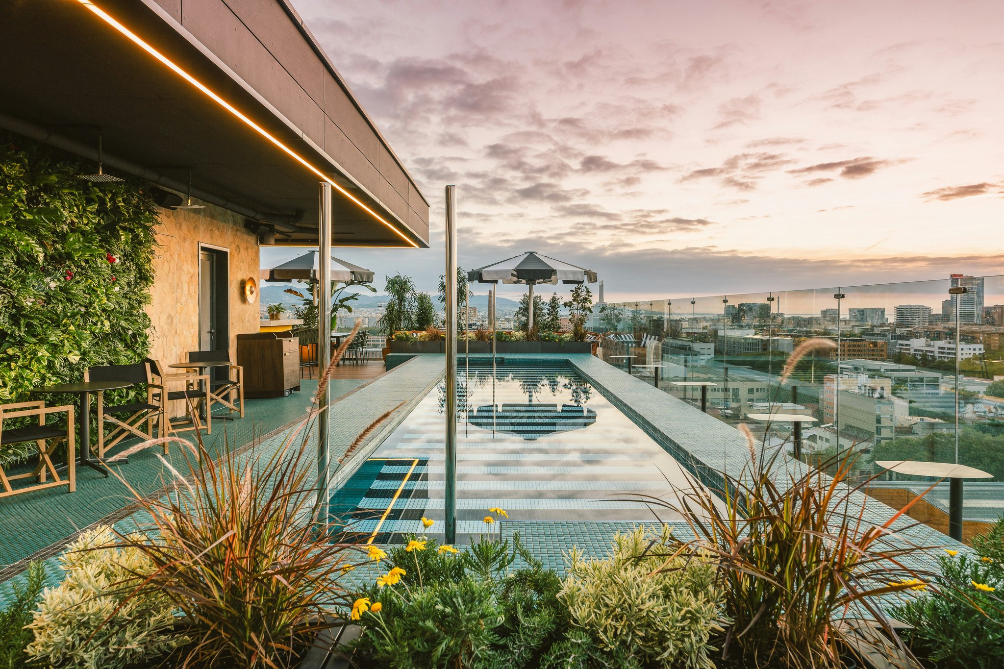 M5xPq5HbESA4WYVT0GNQ_Barcelona_Exterior_Rooftop_Pool_2025_S