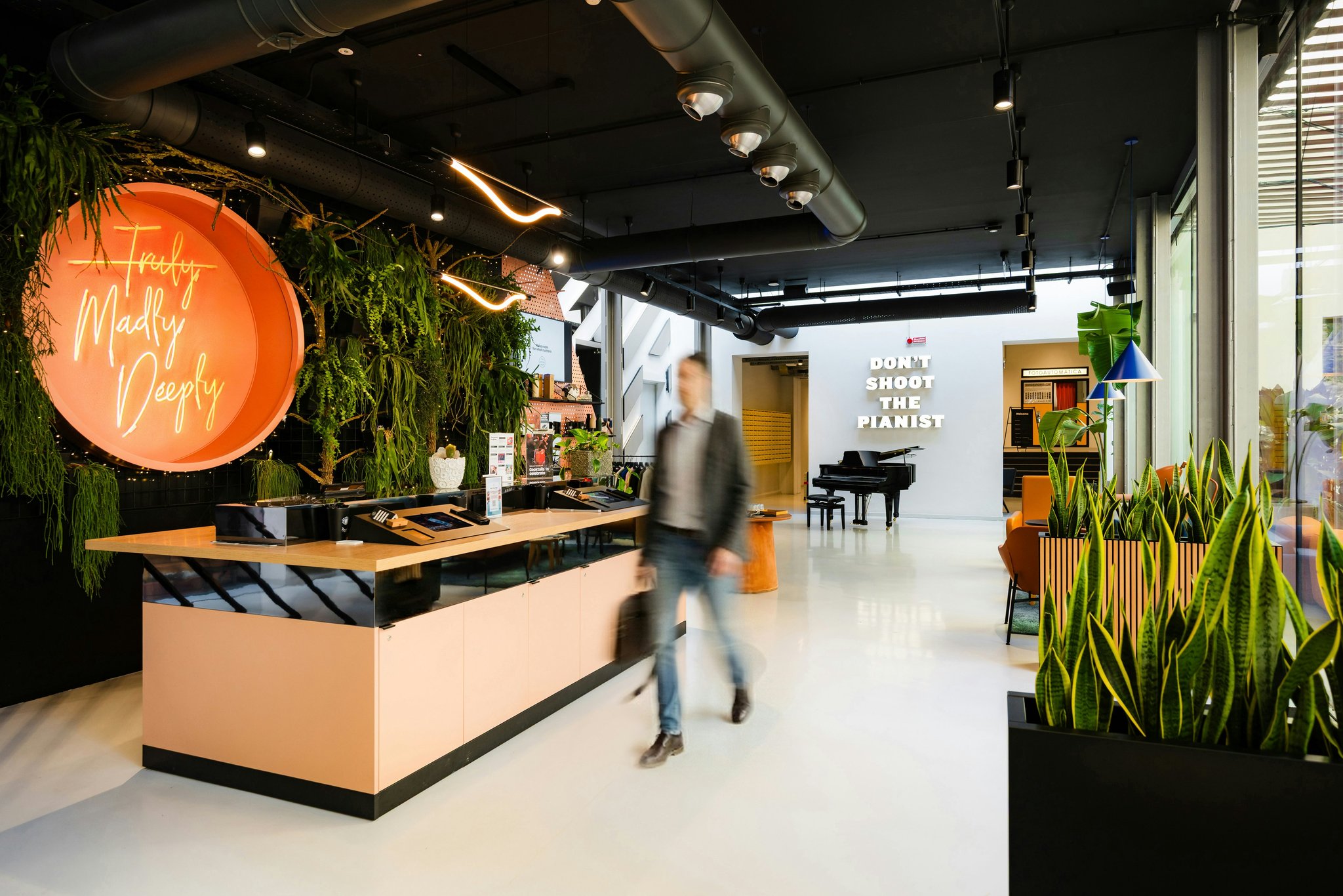 tTWh8adLEUqqeiVIwhVDgg_The_Social_Hub_Lavagnini_Lobby_Pia_S