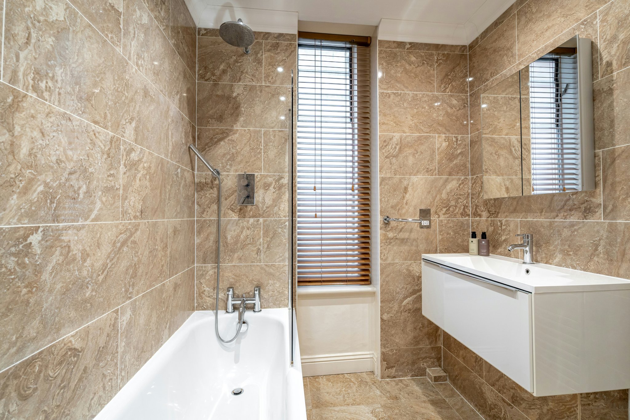 tvNAhgooEuaWsCYK2ahAQ_Bathroom_1_(HD)_S