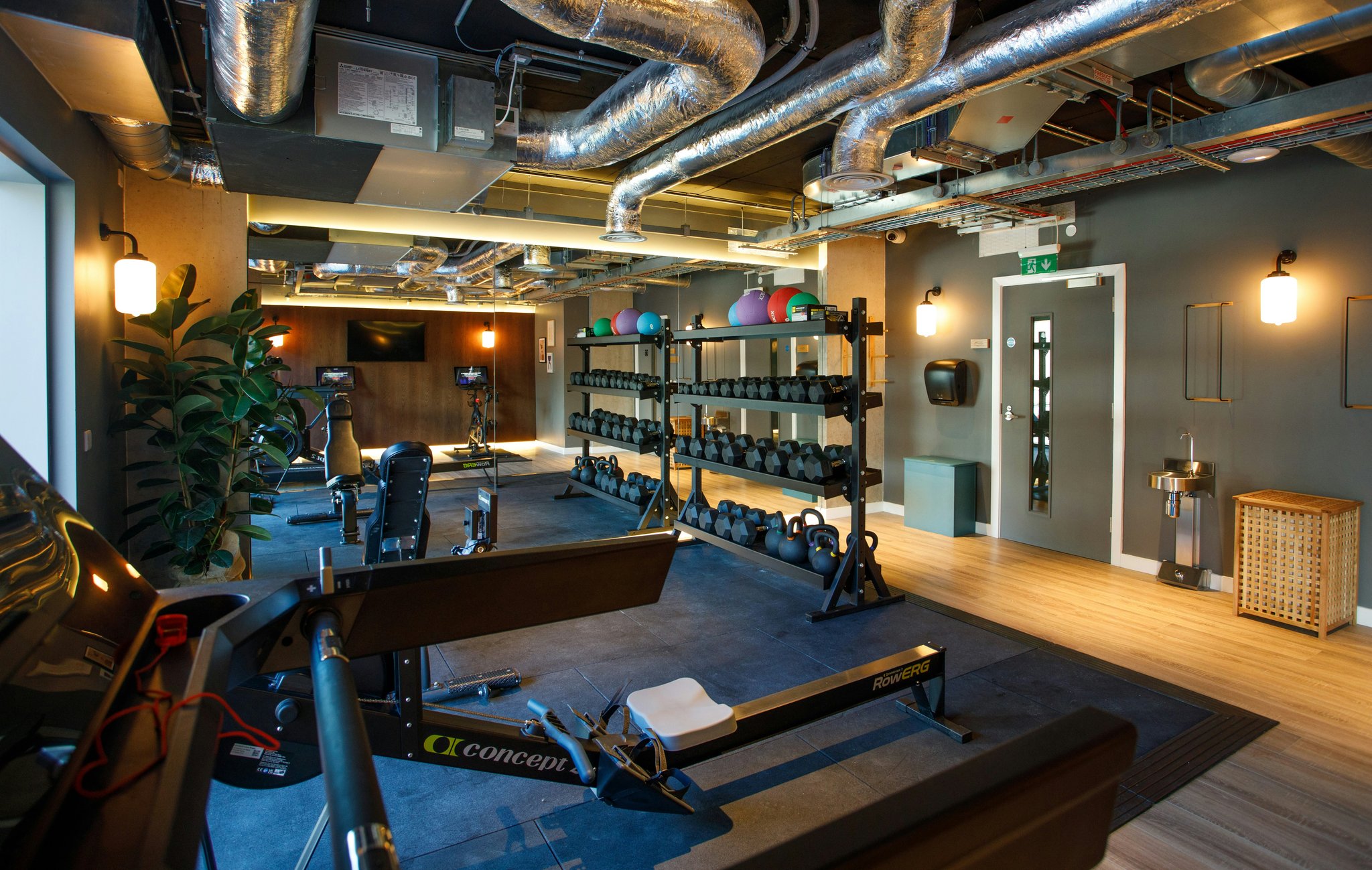 GQTJKEdQJUCqyeBM09J9A_R2B_Studio_Gym_S