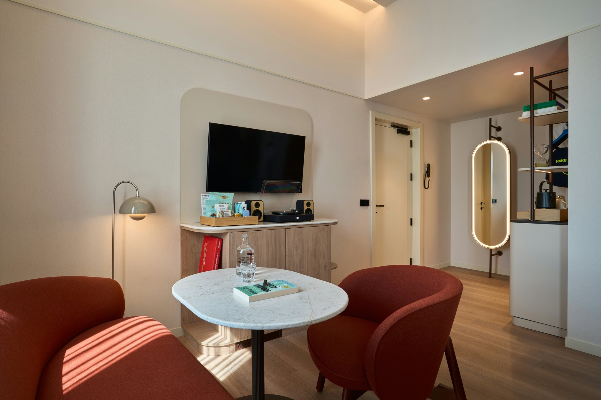 EKlyUcjRbk6zDUlds5EwMA_Barcelona_Interior_Brand-Layer-Sig_S