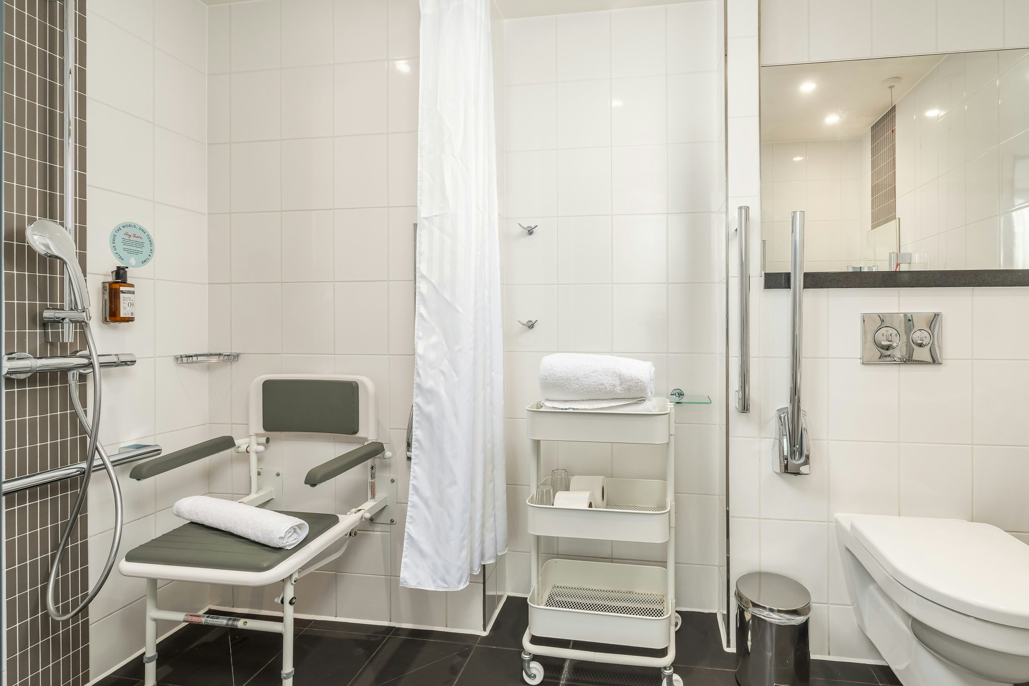 nkrtVGFZVkai3xNyRGKHCw_Shoreditch_Accessible_Bedroom_Bath_S