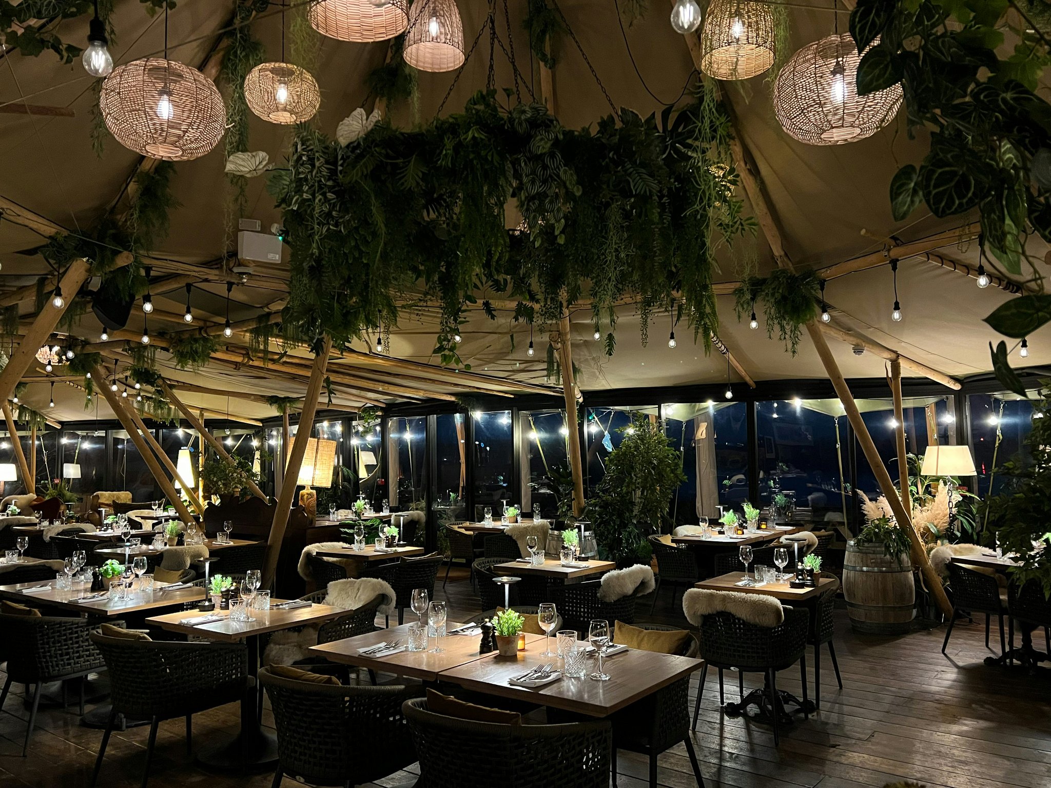 gtSqkFUyzUat6OrfMTgFQA_The_Lakes_Bar_and_Kitchen_(12)_S