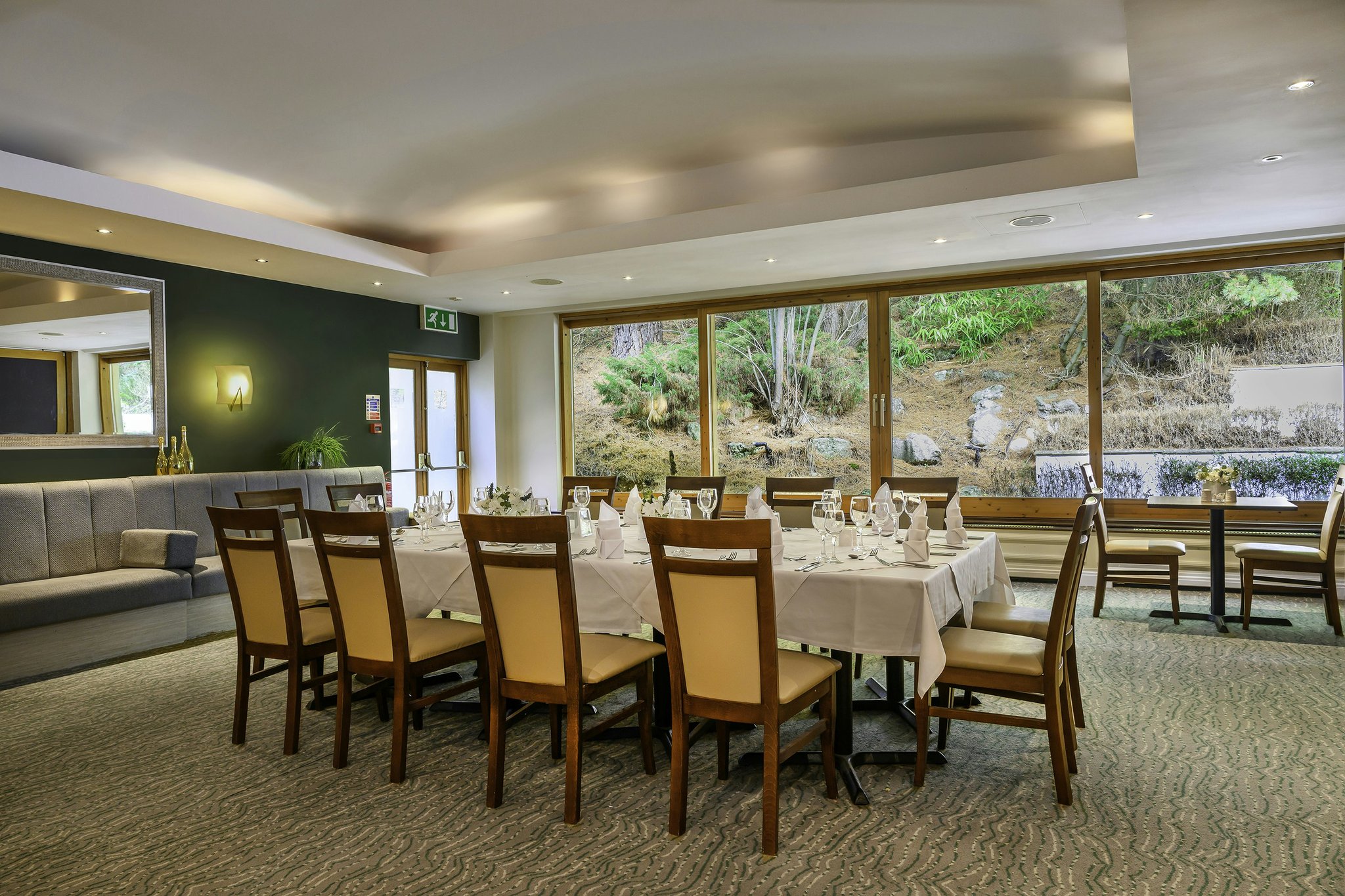 S1xD56Jr80KrGdYhFlRxNg_Private_Watermark_Restaurant_1_S