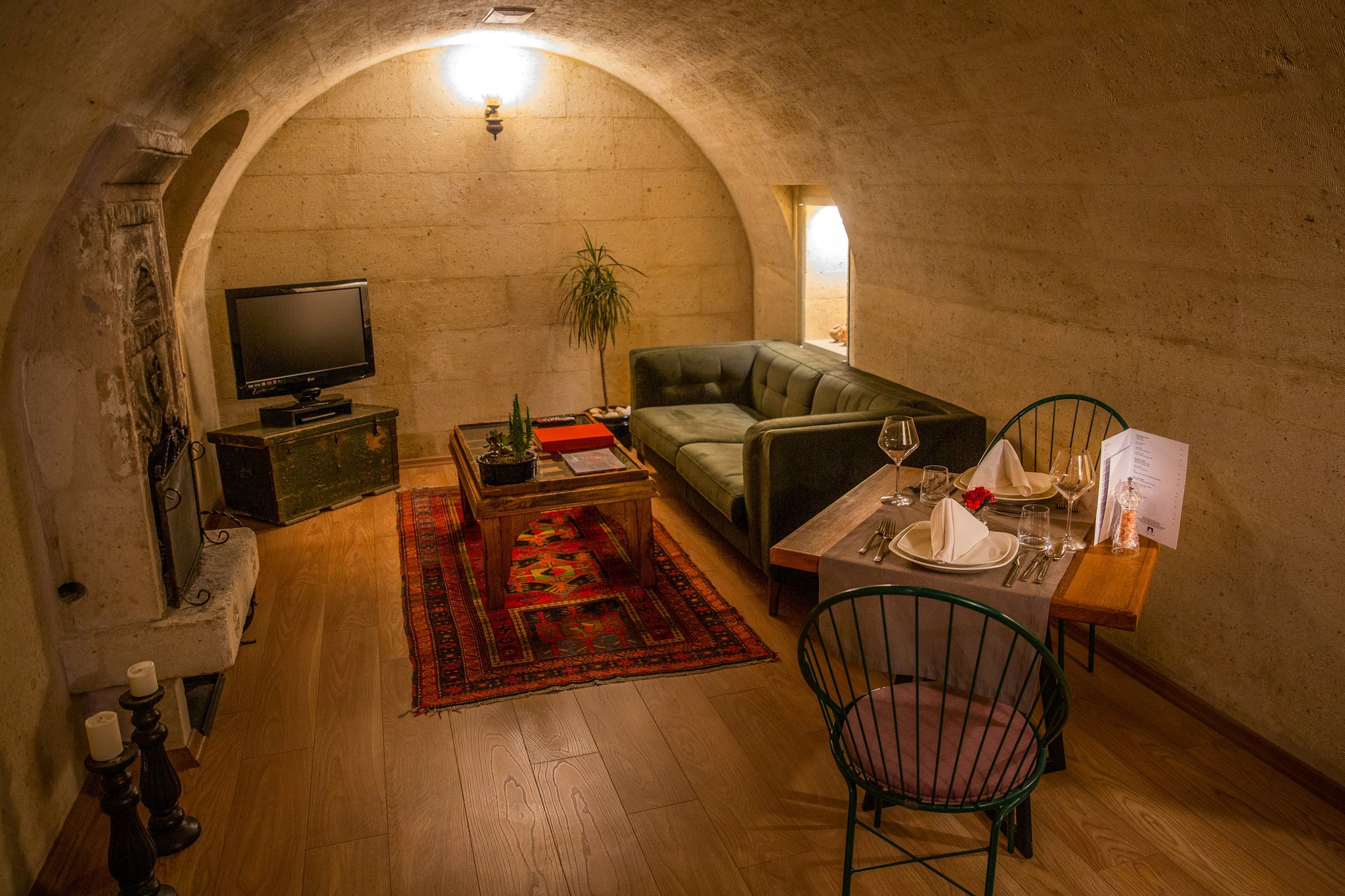 MZKUJPAukiwZmaGl3hMQ_Suite_with_Terrace_and_Fireplace-12_S