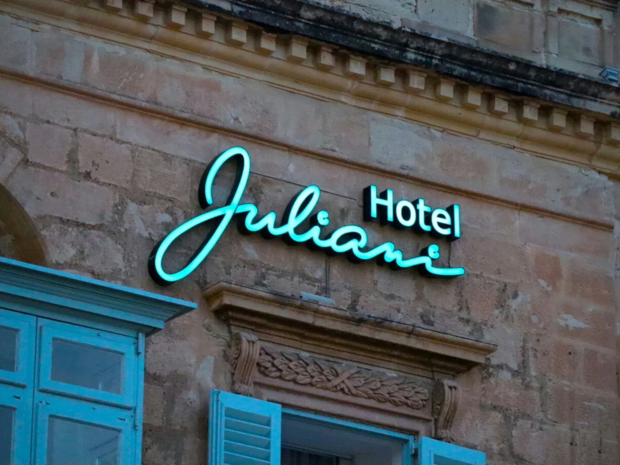 bILjXYYsOEu1huTo7tf8jg_Hotel_Juliani_Signage_S