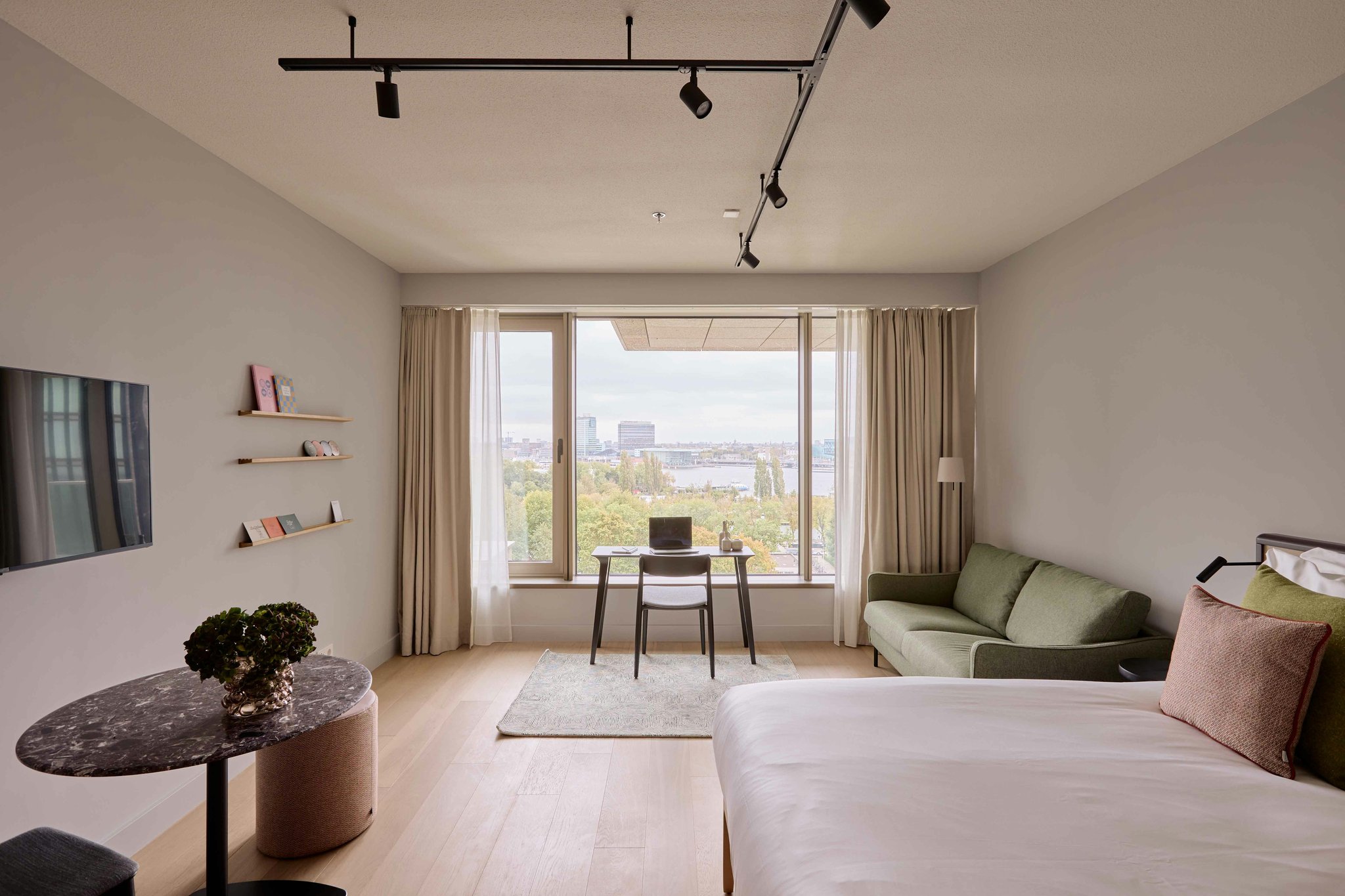 QL1wnkM08EqUI2Ql6RaxA_Studio_Sleeps_3_-_Desk_Space_S