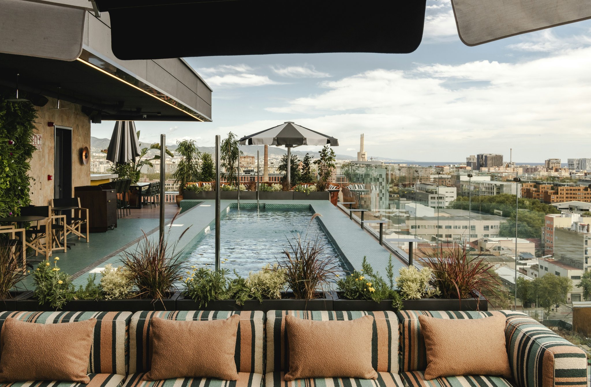 NCgXpznvTki0Jgs6B4F6w_The_Social_Hub_Sisi_Rooftop_Restaur_S