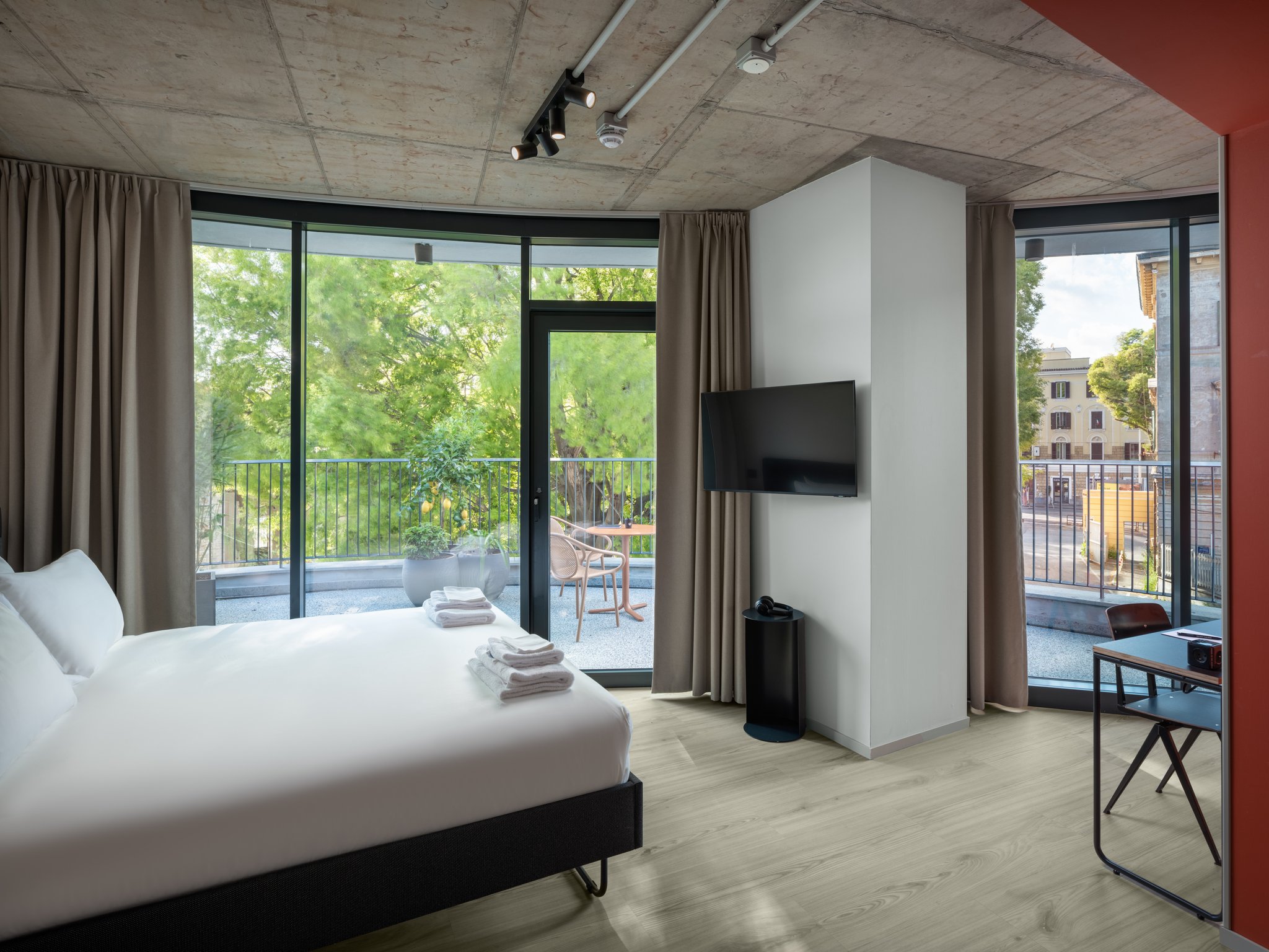 Rome_Interior_rooms_DeluxeKing_2025_S