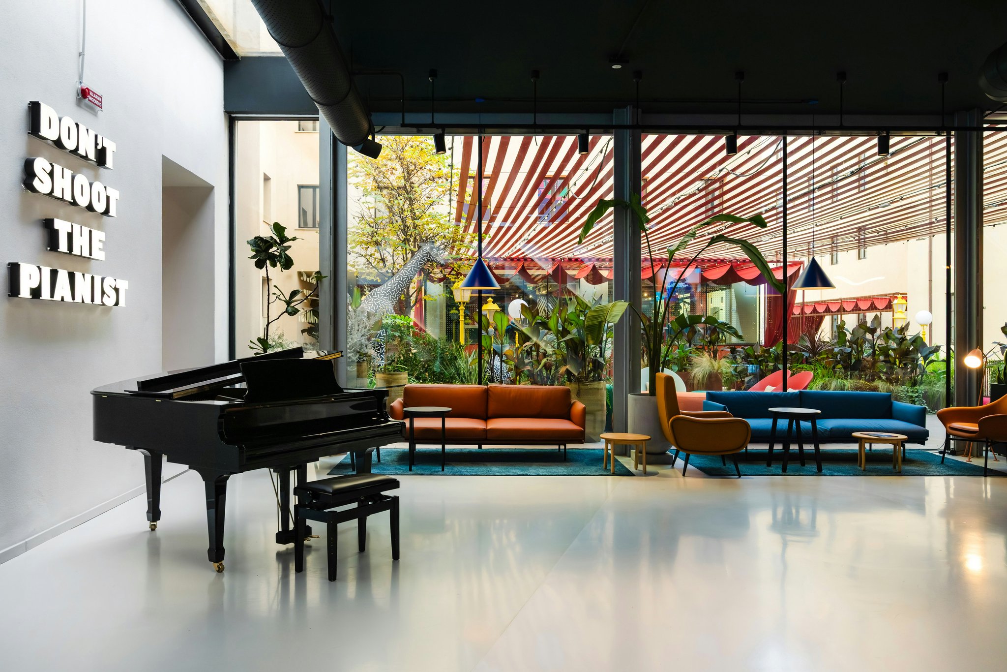 kCHKrpnRiUe2XXsQiEsjiA_The_Social_Hub_Lavagnini_Courtyard_S