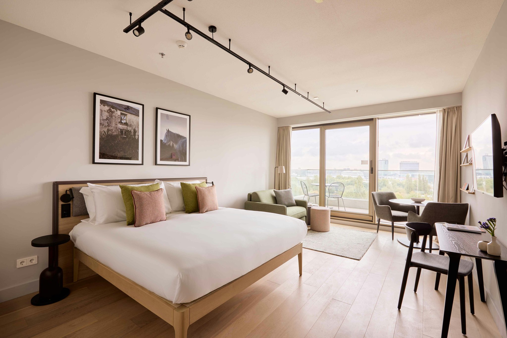 1cNtVCy0kC6BFG3NqsoUg_Studio_Sleeps_3_Living_Space_S