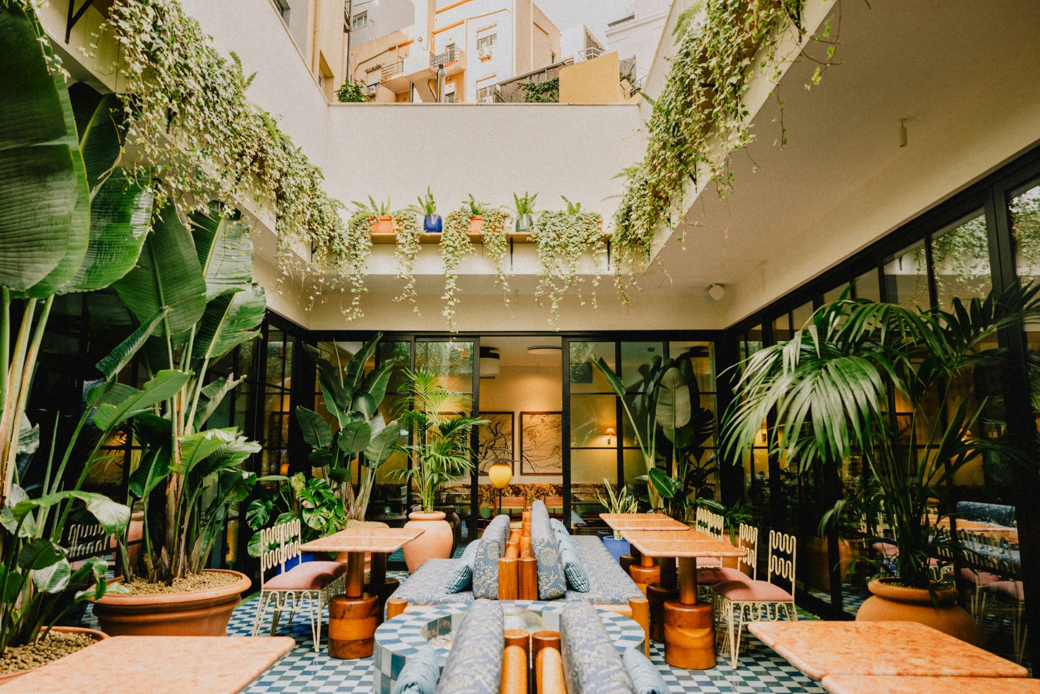 V3oxGjo1kO09FzC5E1Q0A_Oscars_Courtyard_Dining-_S