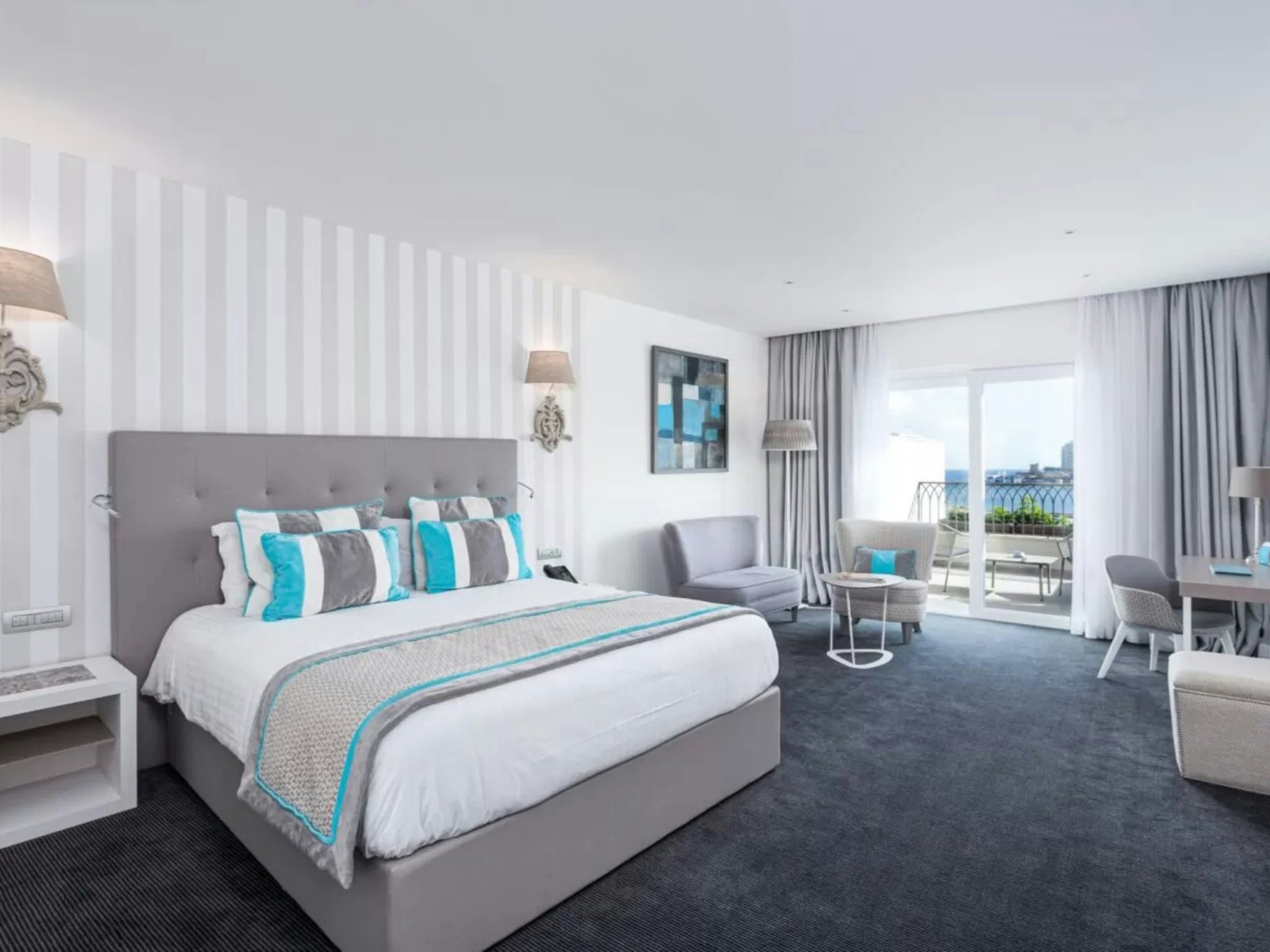 ujN4kgJ0Eea6Em9DvRBhA_Juliani_Suites_Sea_View_S