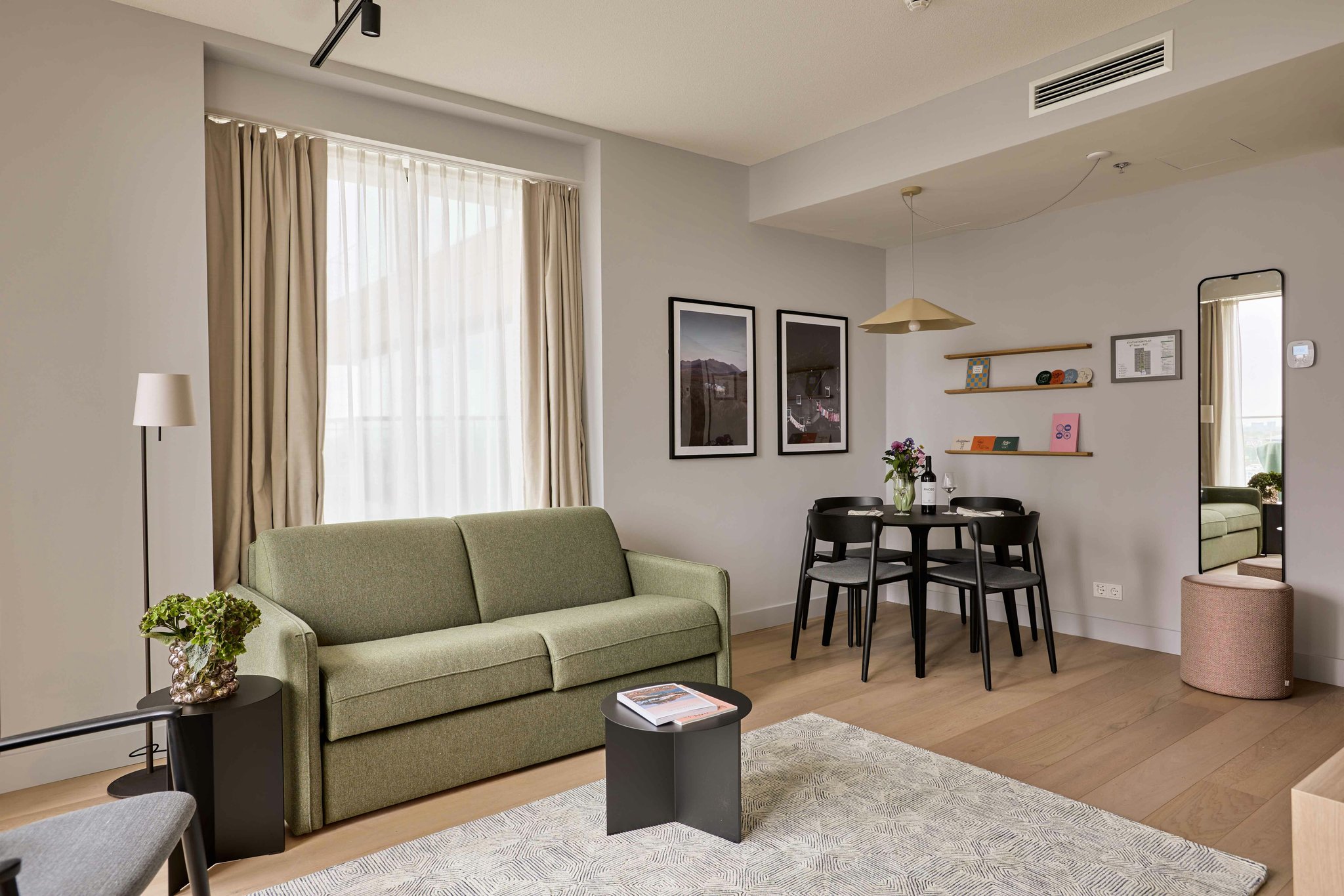 EnyZ1ImGXEywF1o8PSG8g_Living_Room_1_Bedroom_Apt_Sleeps_4__S