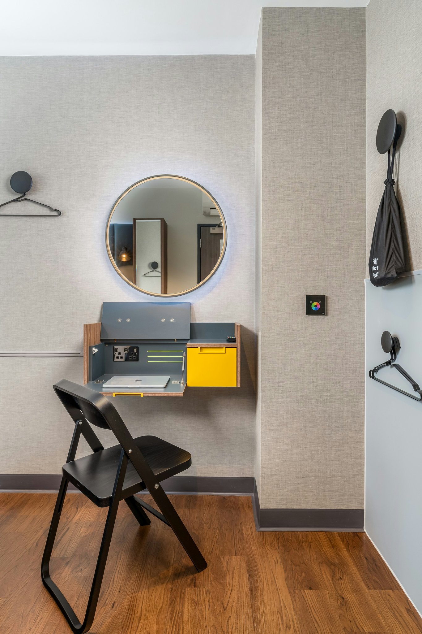 gStkCFAwUiyEyY1q5Lg_Shoreditch_Desk_Setup_S