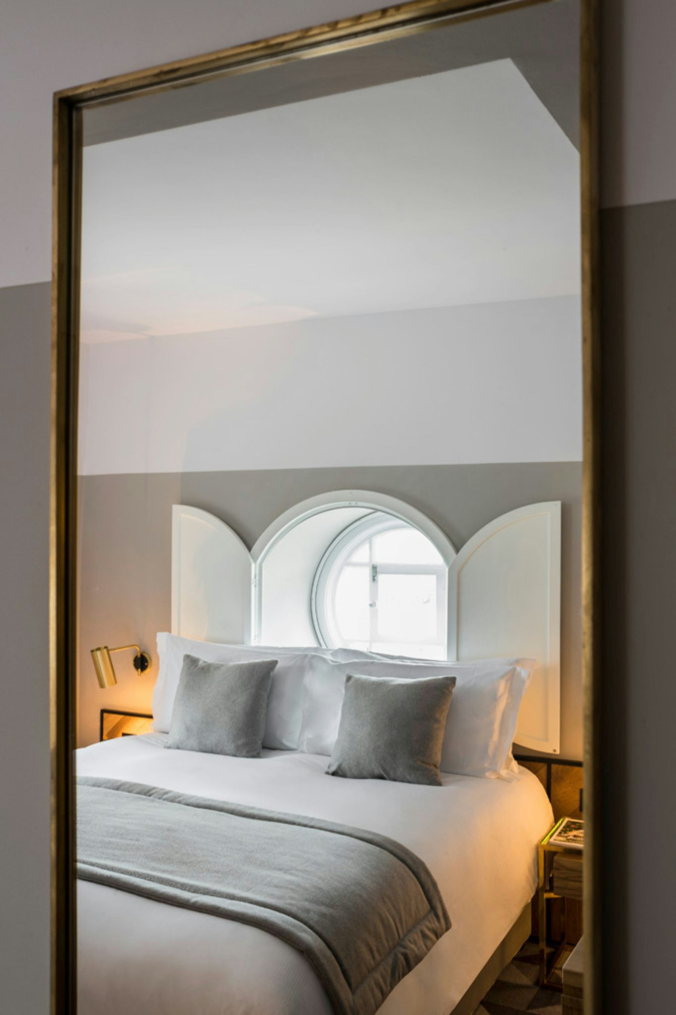 RAI89BKMUUyZLaBalCIA_Exec_Room_S