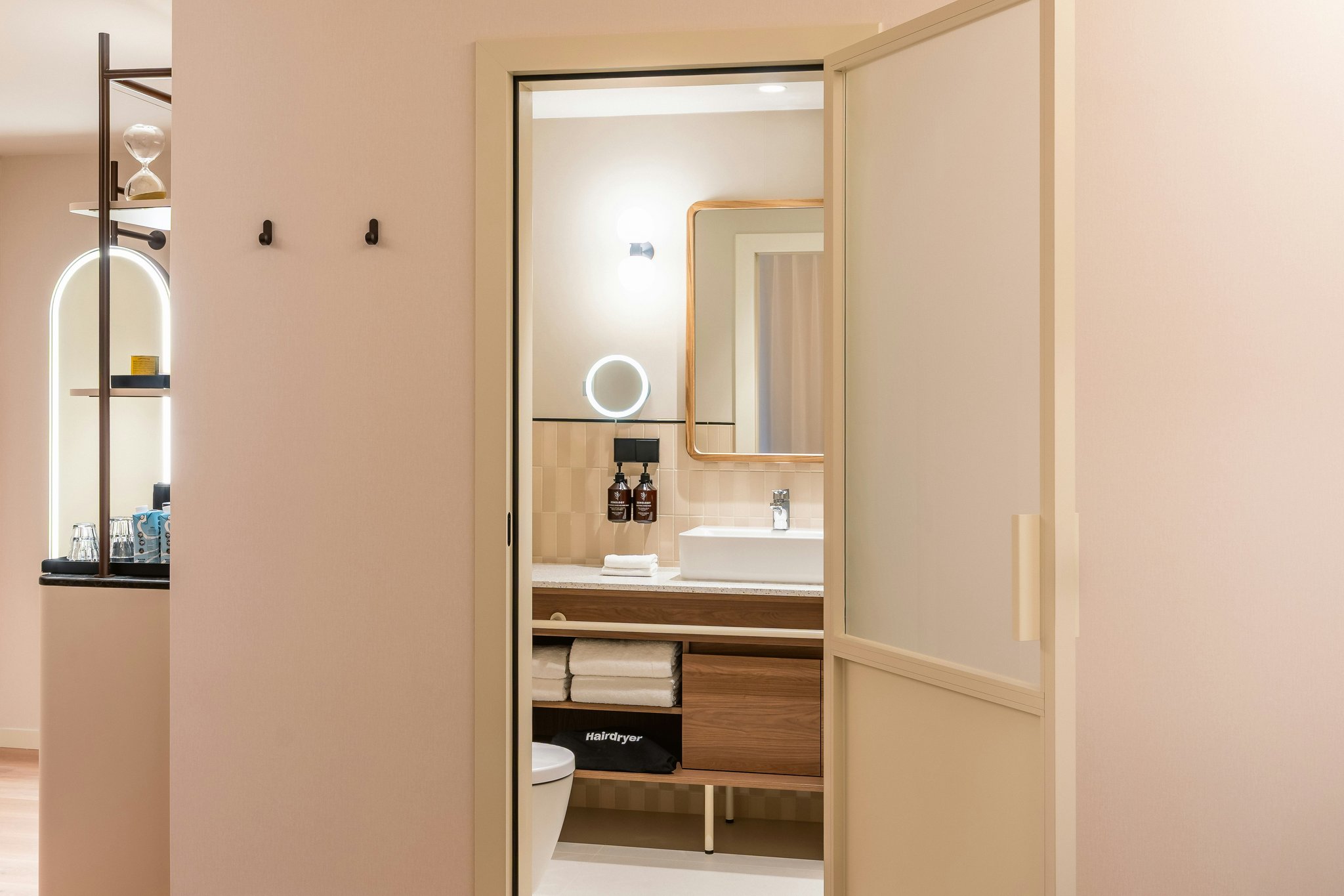 EnnglfVtNki86UJY8V27CA_Barcelona_Signature_Superior_Room_S