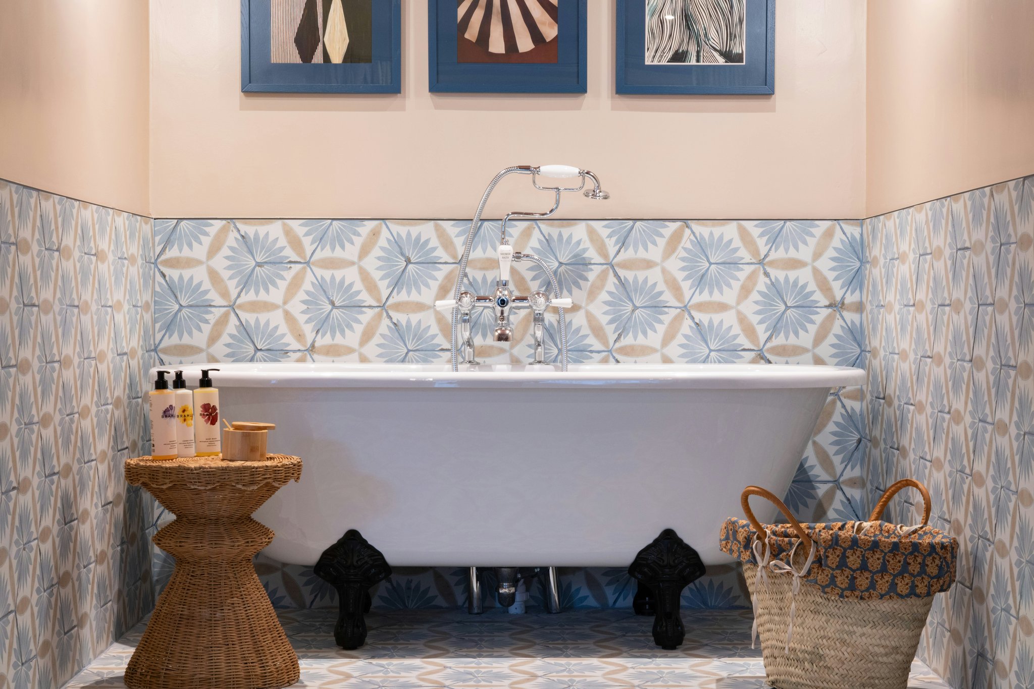 Q3DZrL749kKEbmEZhhKahw_Luxe_Bathroom_(10)_S