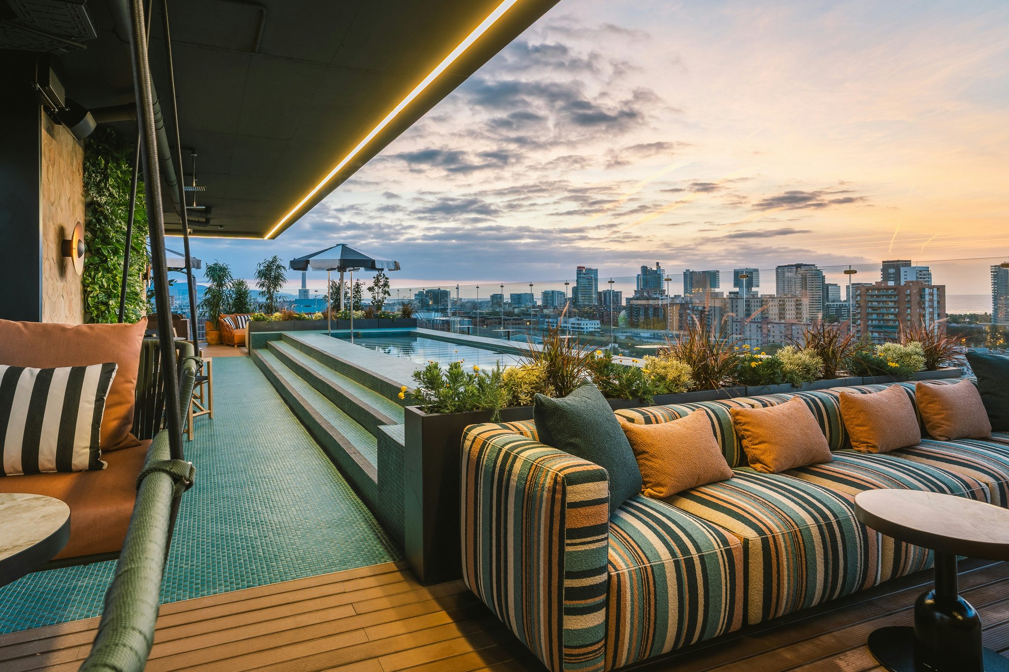 HnZnNUZ3kixkzvNRocFuQ_Barcelona_Exterior_Rooftop_Pool_Vie_S