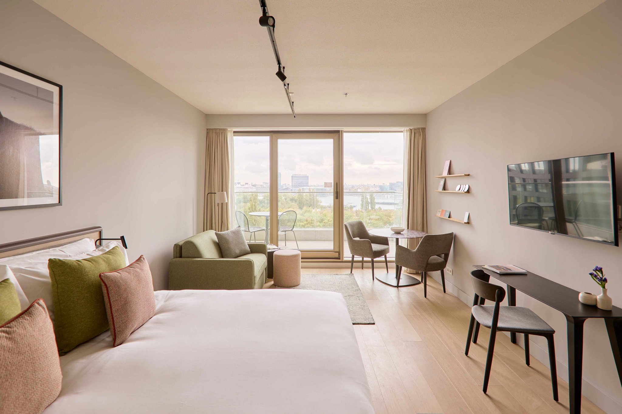 3Zp0BvRoGUST1noIptBVlQ_Studio_Sleeps_3_with_Balcony_S