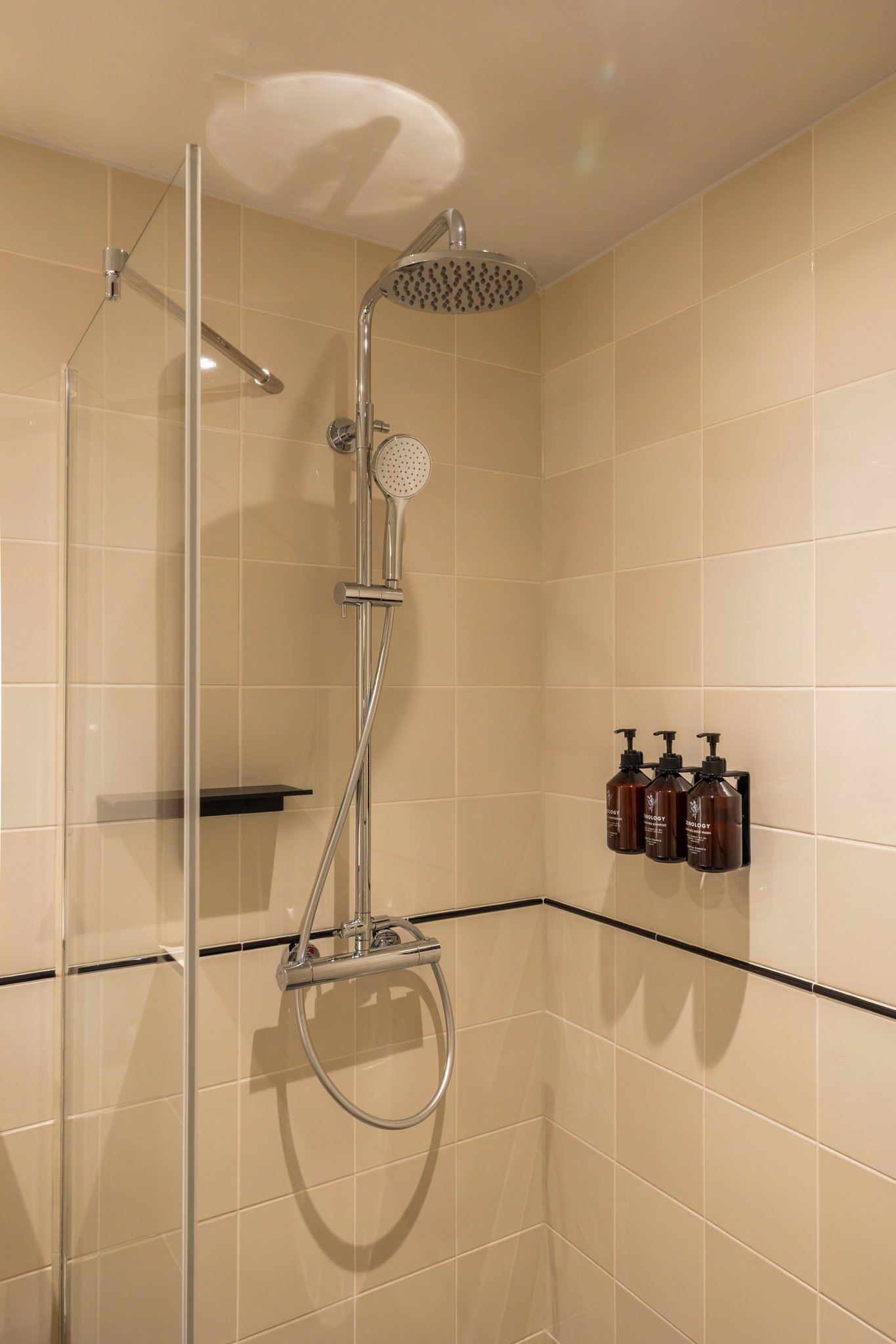 bizWQoPEOxtVMky5WQeg_Signature_Studio_Bathroom_S