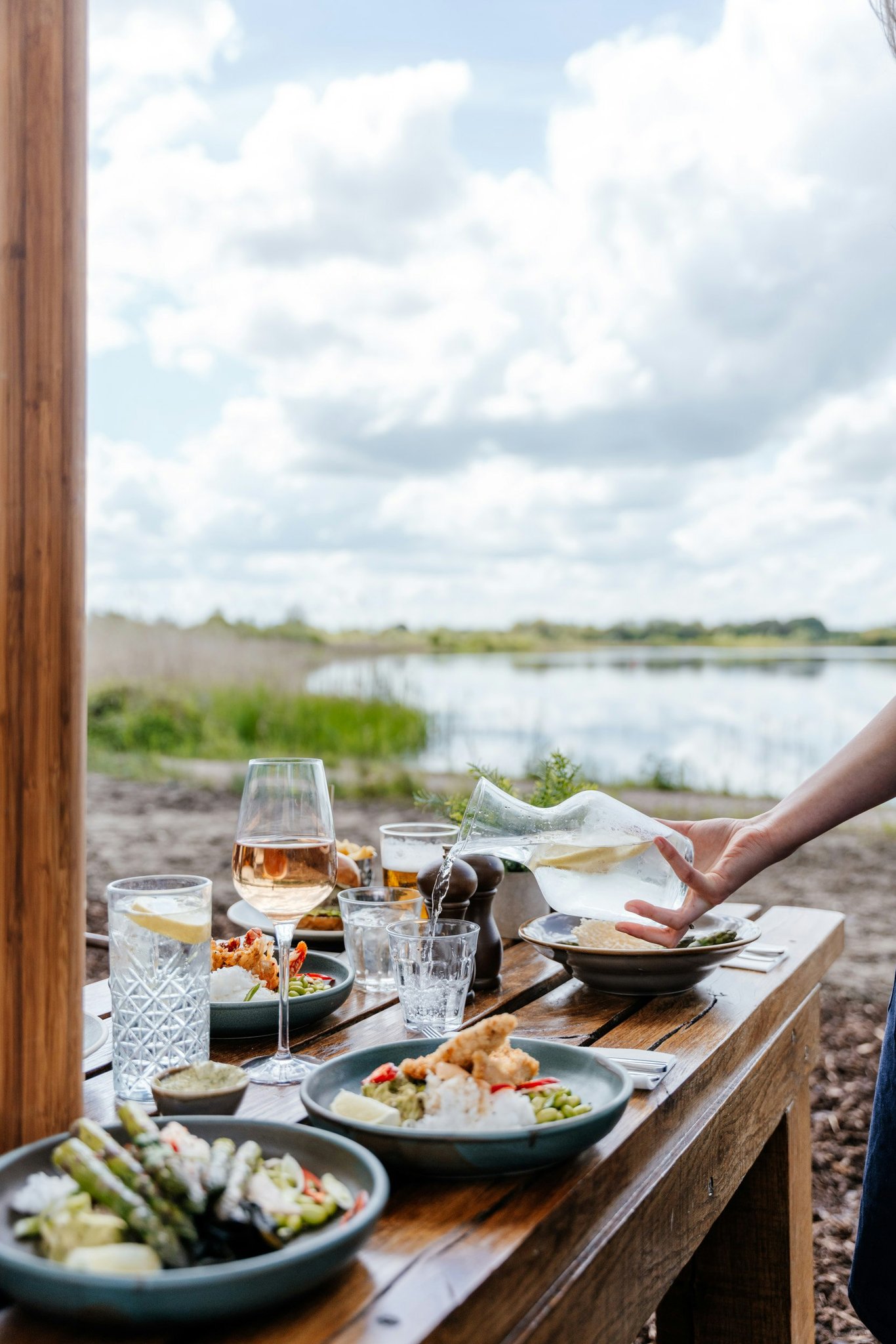 Cd6JTzJGpkqWZXKsF4h6mA_The_Lakes_Bar_and_Kitchen_(7)_S