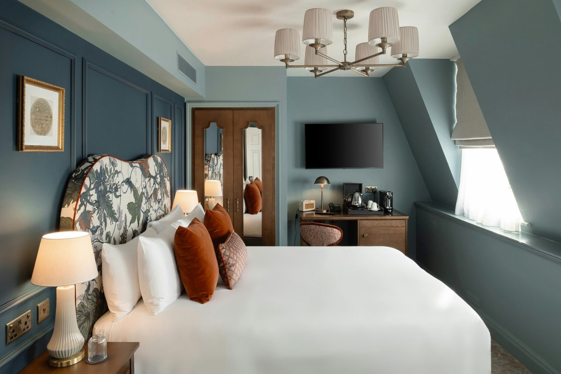 bkyee4WkUGVCPzIP3iwkg_francis_hotel_bedroom_-_landscape_b_S