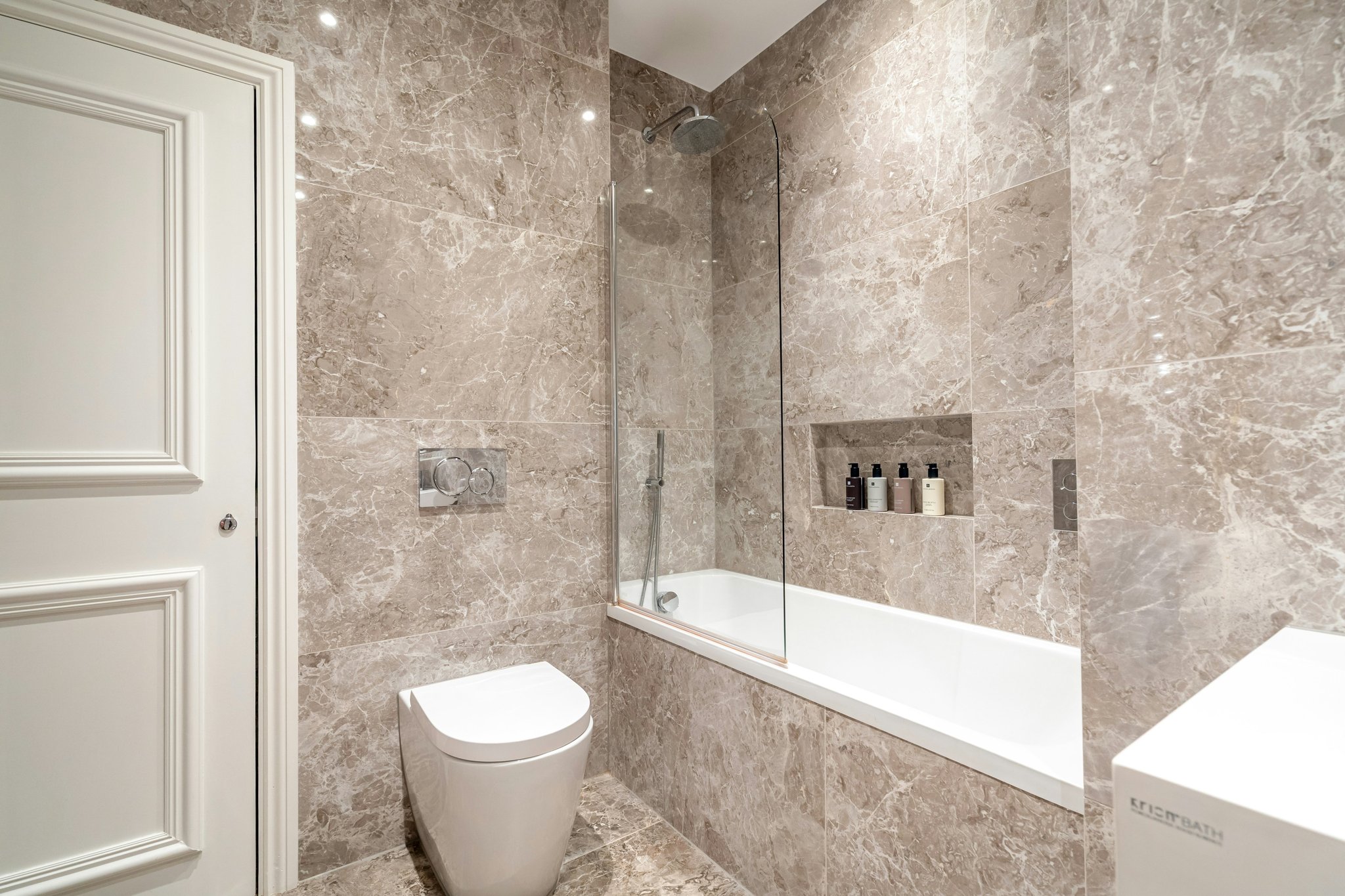 XWBVgEdmBEEffhJSouBvA_Bathroom_1_(HD)_S