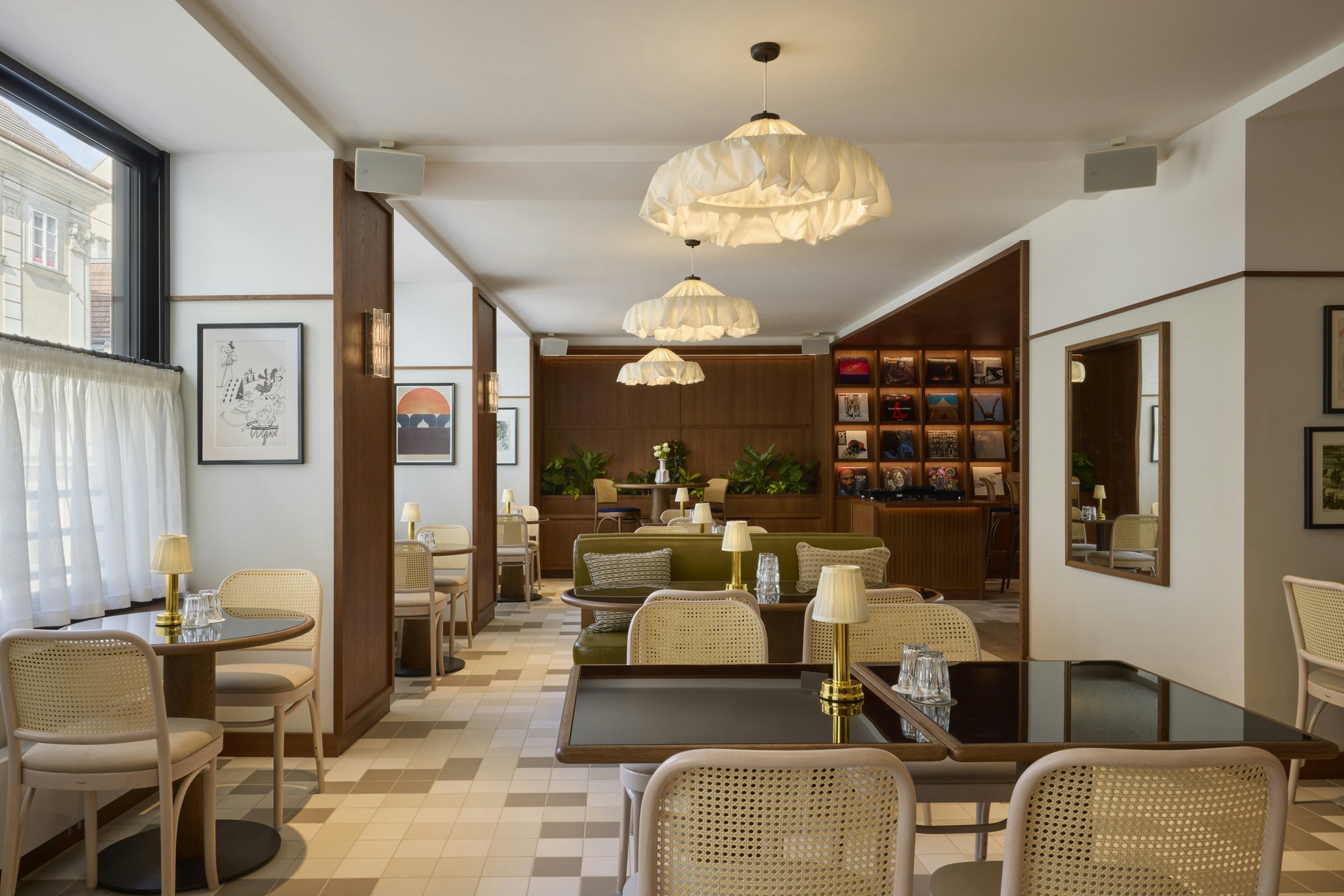 PvVeQUZZokeLypx2uvAotw_Restaurant-02_S