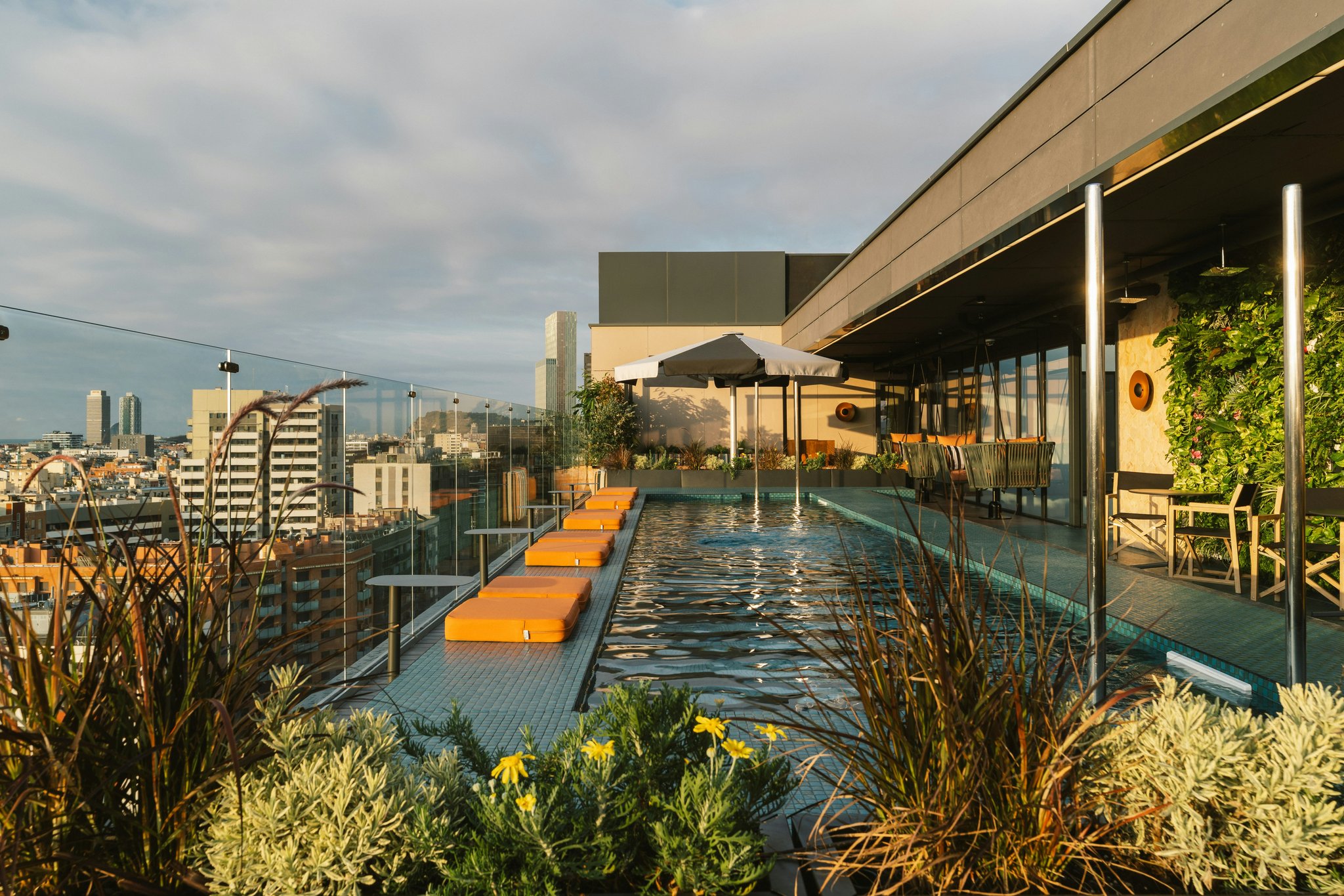 xGQgED0hMU68QFpLx19yA_SiSi_Rooftop_Pool_Barcelona_S