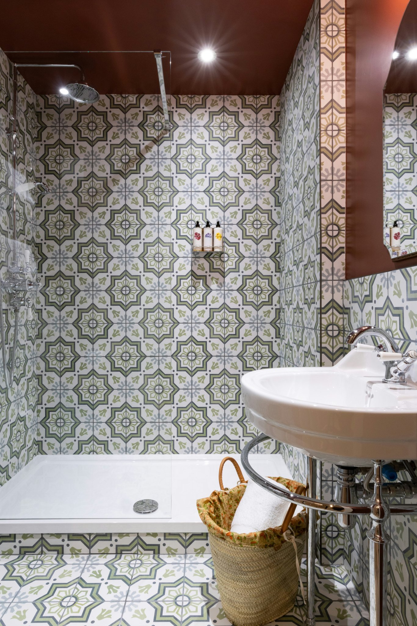35LXJ7FNWk2hOBggFManA_Comfy_Bathroom_(2)_S