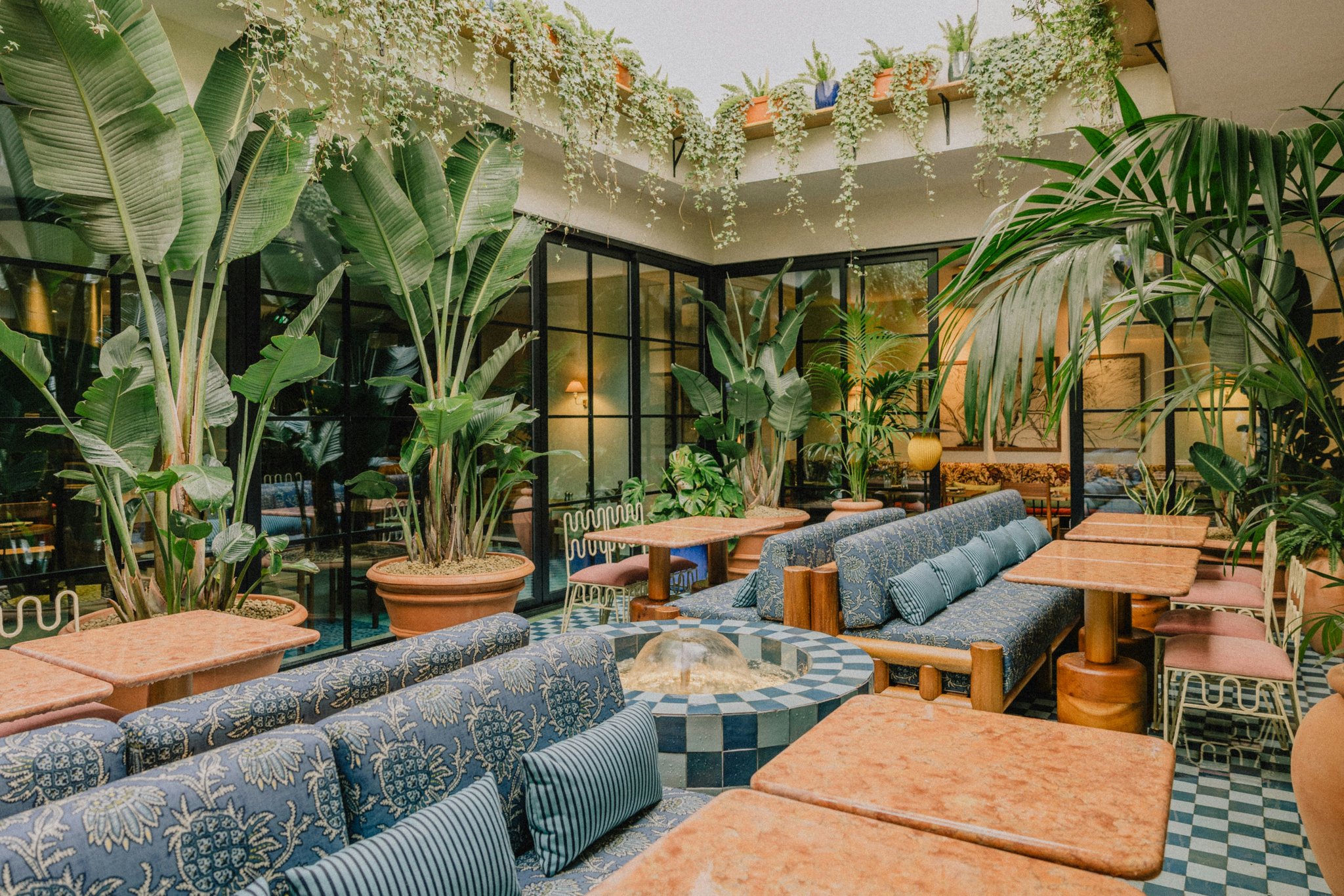 PF6mm8DFXkia7g78SgtYOw_Oscars_Courtyard_Dining-6679_S