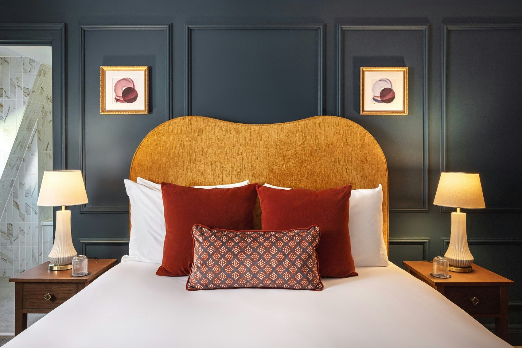 8mHuYy9ABky1XVNCpqFu7g_francis_hotel_snug_room_S