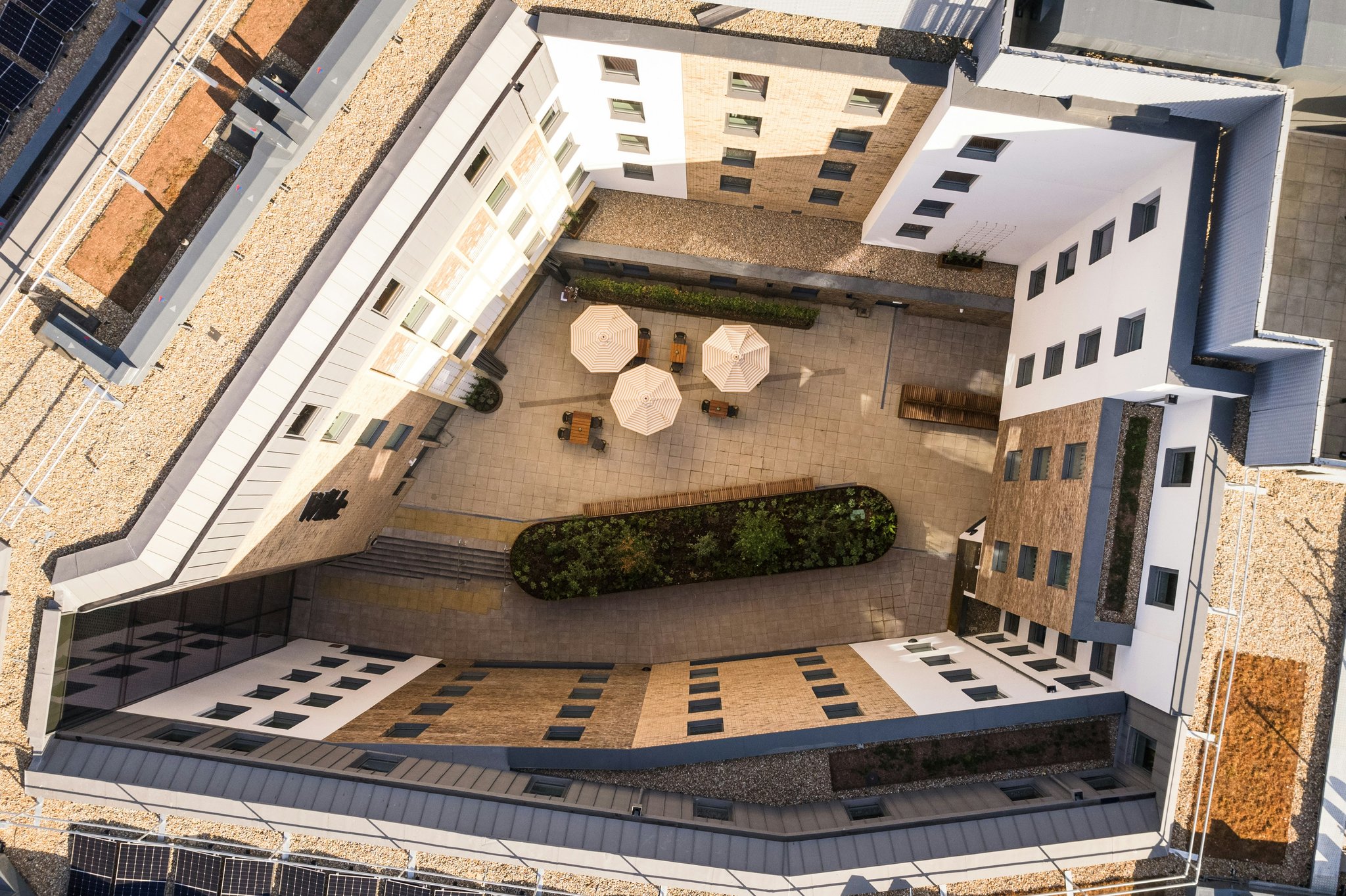 aM9r2XE770Khhrdq8URLRw_Courtyard_S