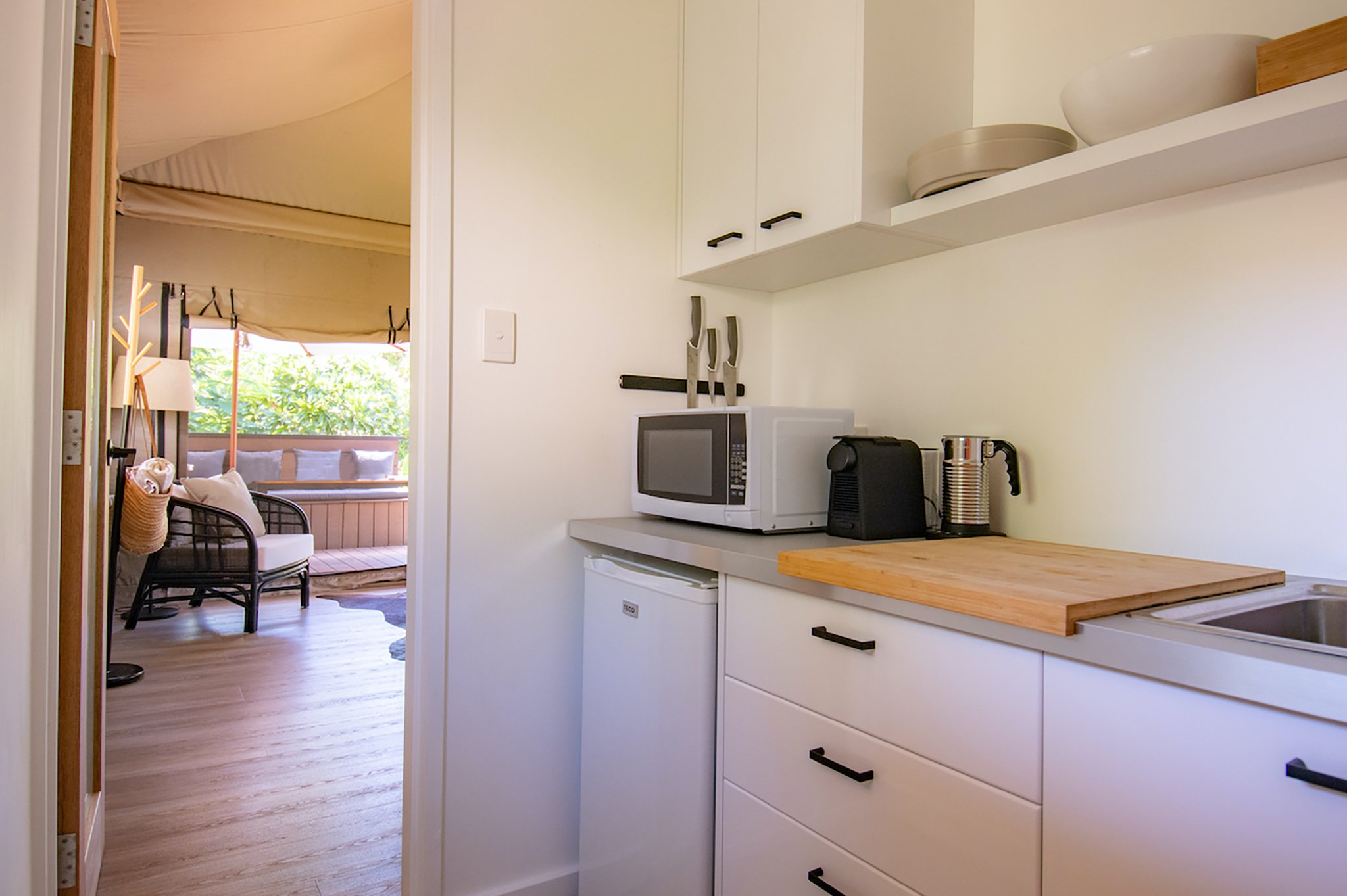 Deluxe_Luxury_Safari_Queen_Tent_Kitchen_S