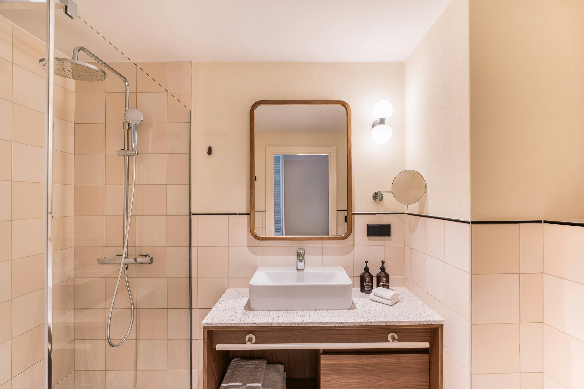 ZiiIdrv8O0ivEJ870ApAA_Barcelona_hotel_room_Signature_Delu_S