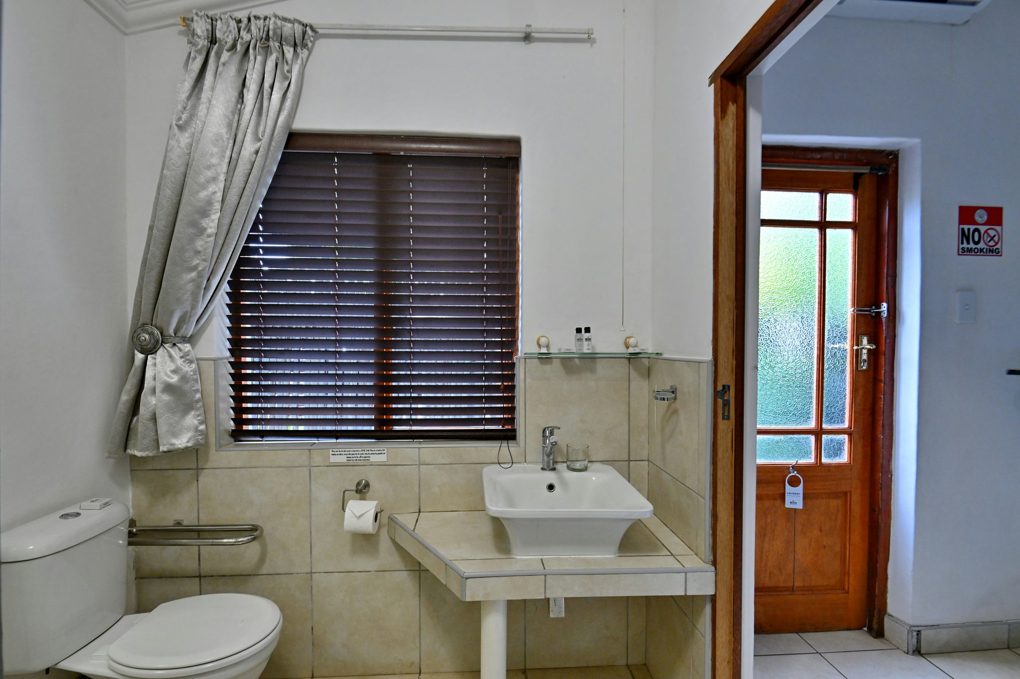 YHWsEzp070O7SoBokcjRzQ_Room_107_Disabled_Bathroom_(4)_S