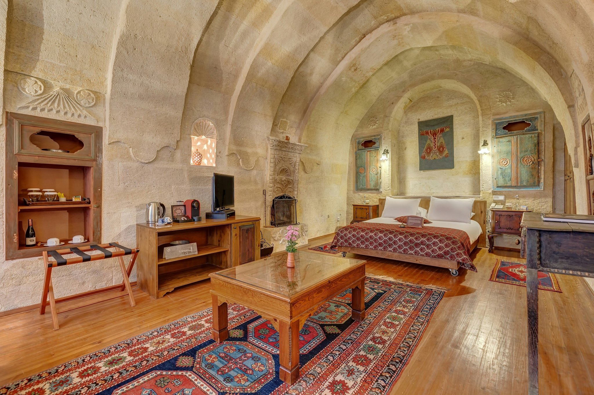 3CVOf2QOtEqERpttcZAj5g_Suite_with_Terrace_and_Fireplace-1_S
