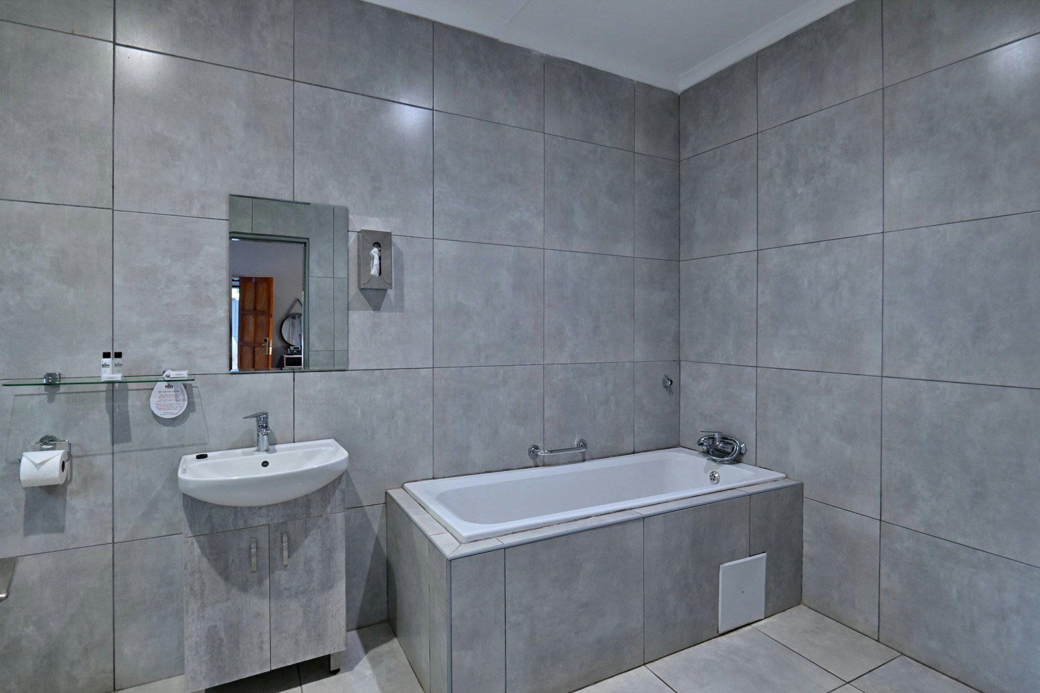 bOVyH2gpb0y6URumopxNKw_Executive_Room_Bathroom_S
