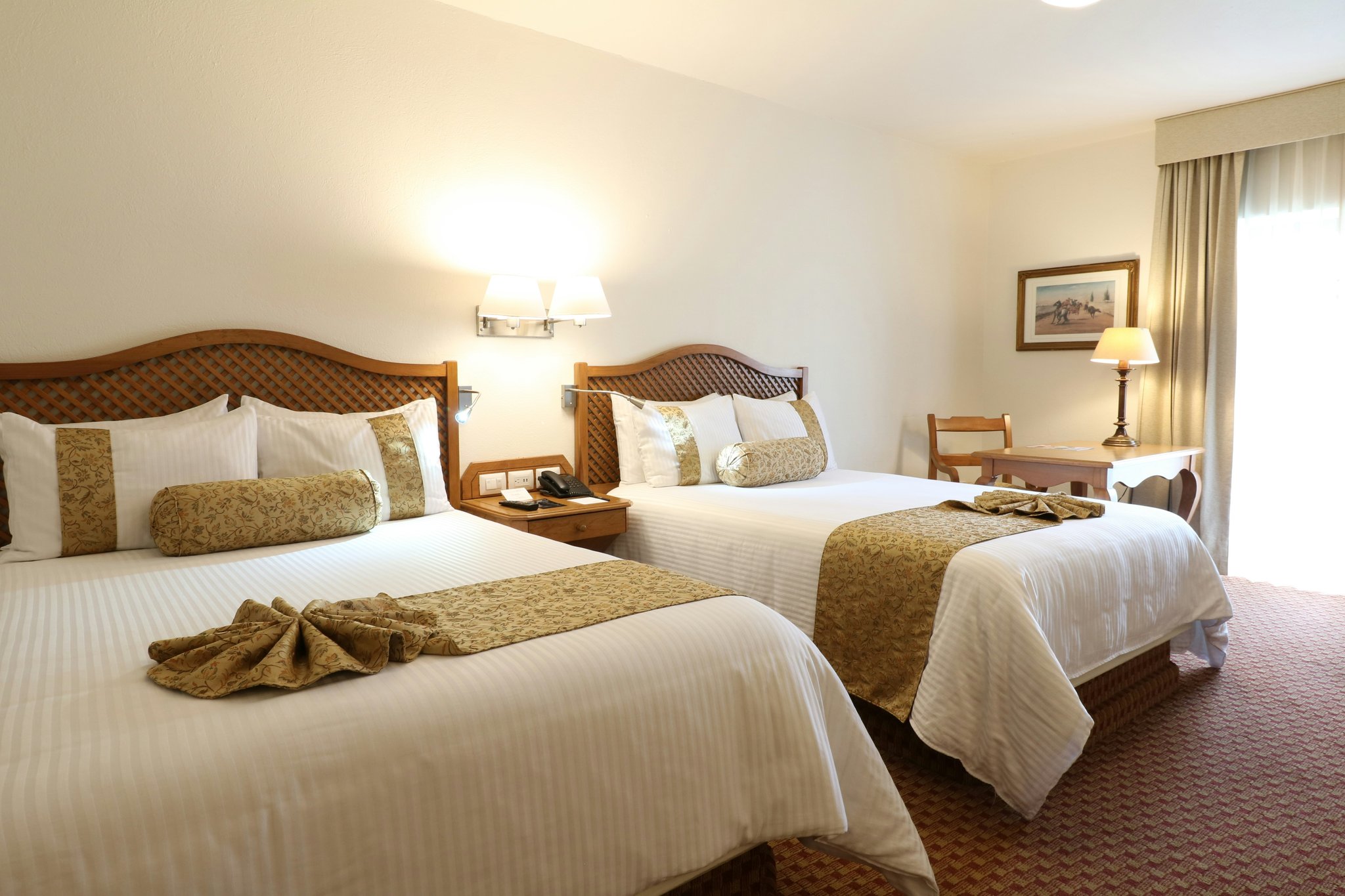 xiLmyOOuHEacRwtDNU9vzg_LUXURY_ROOM_WITH_TWO_BEDS_2_S