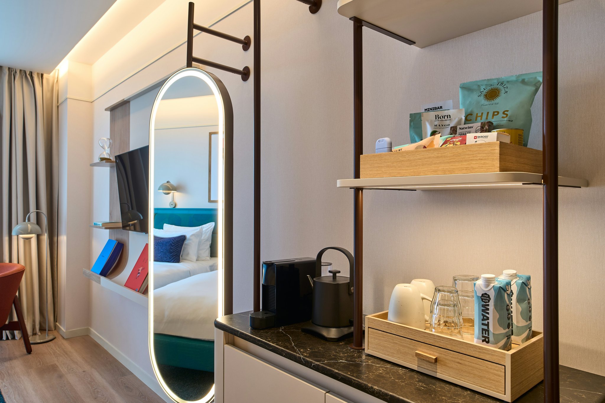 vCXiC7LXlUqrS79xCt42yg_Barcelona_Interior_Brand-Layer-Sig_S