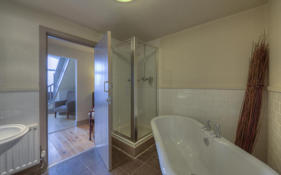Executive_Double_Room_Bathroom_S
