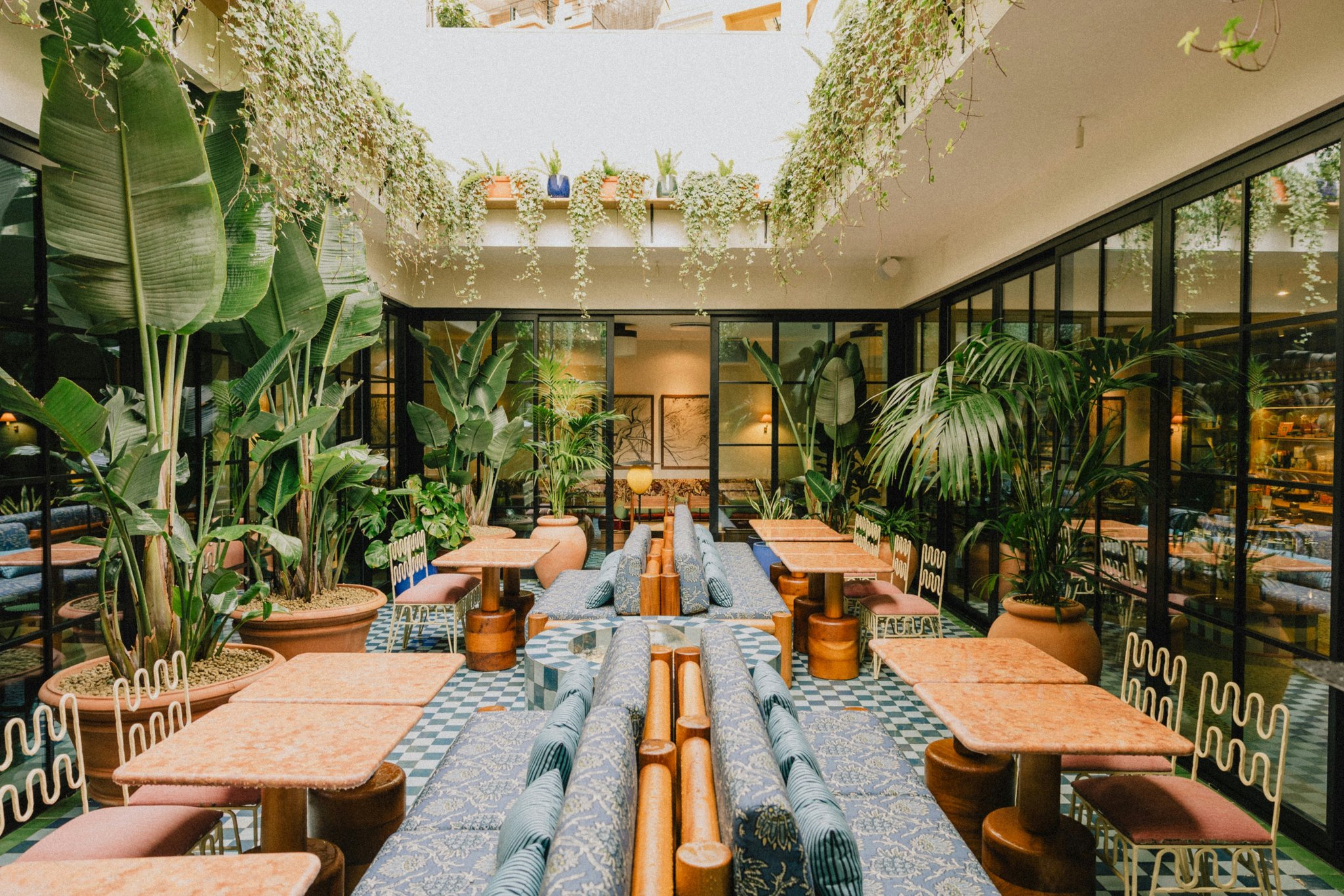 nPdXHHhGUiucgP0CXA4Jw_Oscars_Courtyard_Dining-6698_S