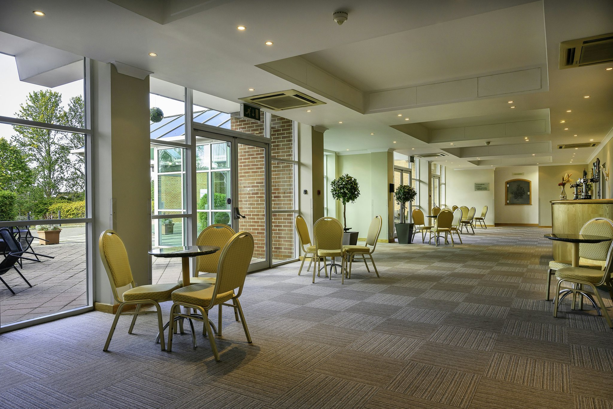 qpEWCbsOkyipd0RNehiTg_Parkland_Foyer1_S