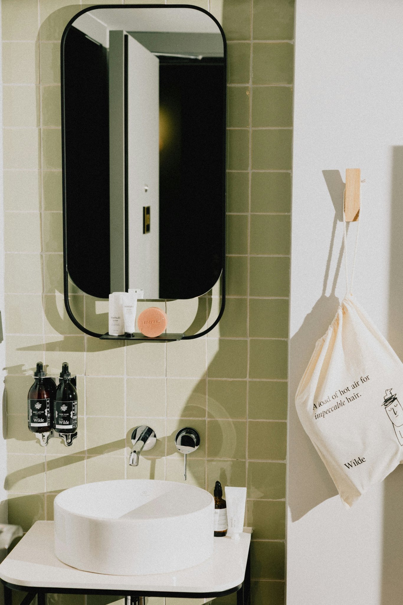 wYxcAXTLV0aNrieqhIiqJw_Bathrooms-8168_S