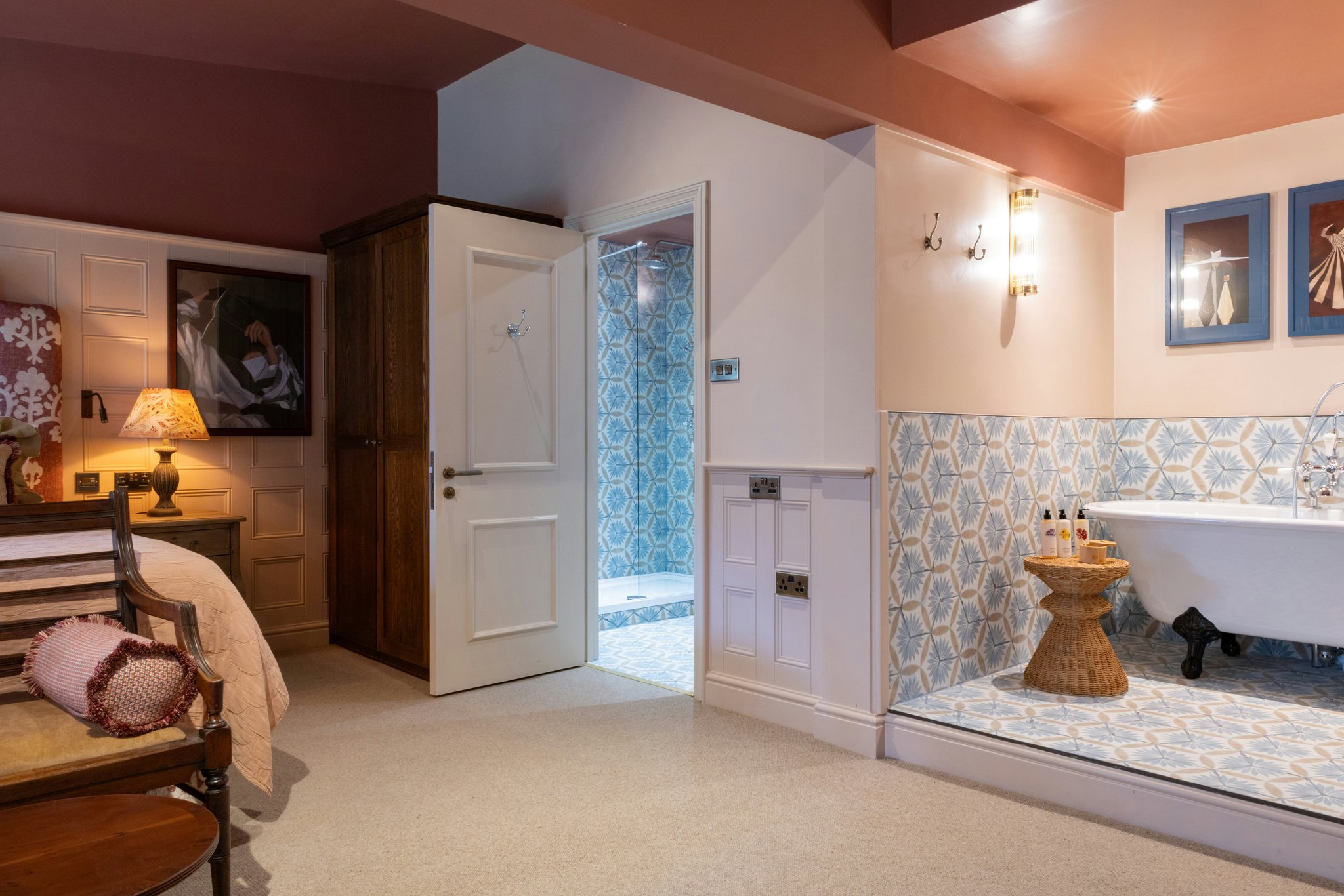 UkZGwkTPGk2ITXZOa8EKcg_Luxe_Bathroom_(1)_S