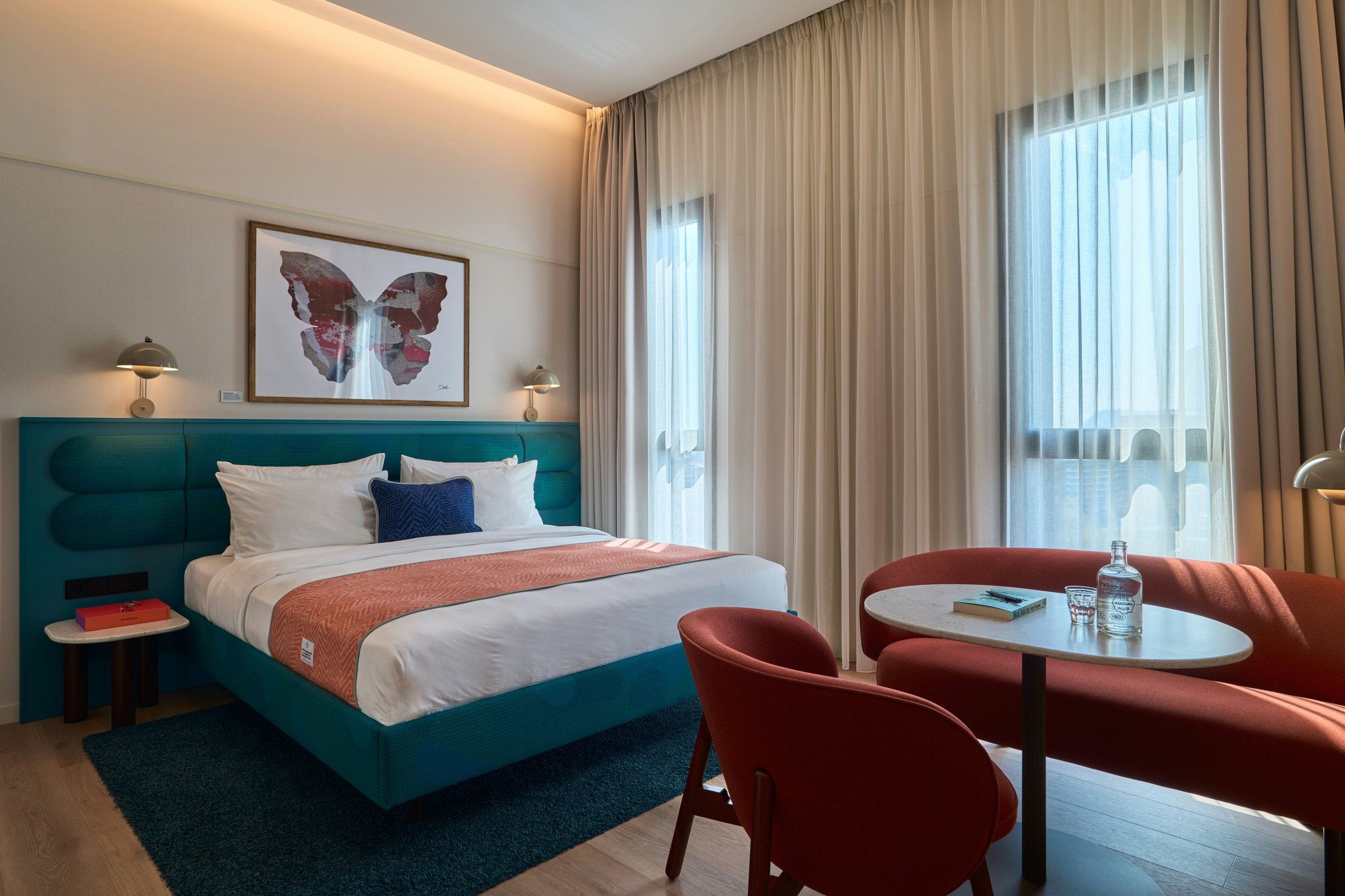 8U5EmISUBUSpTFVyLTs8tg_Barcelona_Interior_Brand-Layer-Sig_S